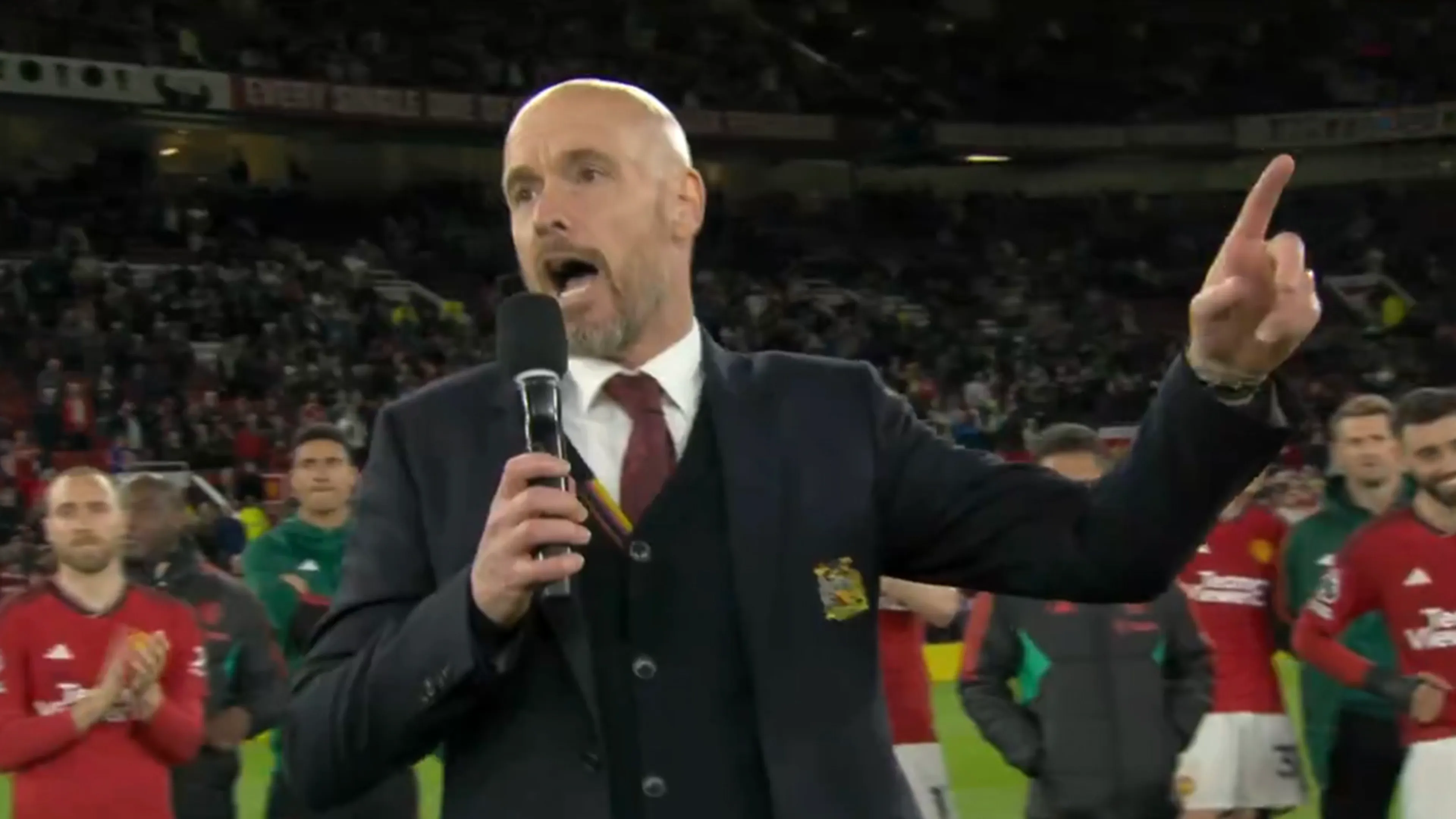 Video: Ten Hag pakt microfoon en spreekt Manchester United-fans op geheel eigen wijze toe