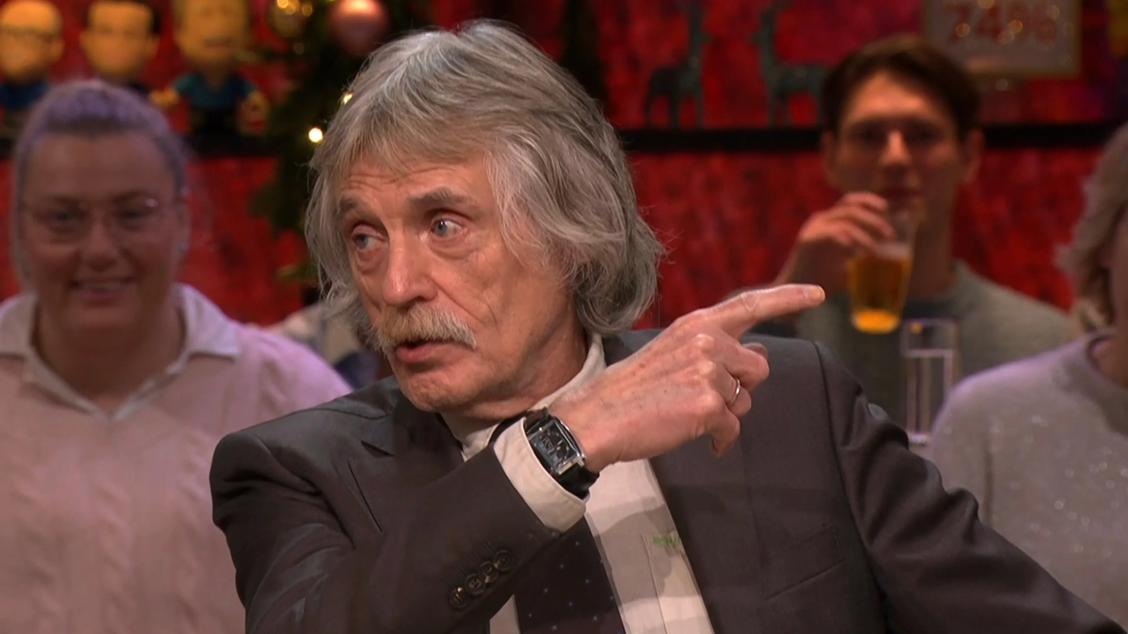 Johan Derksen grijpt in: 'Jij zit morgen weer aan de bar!'