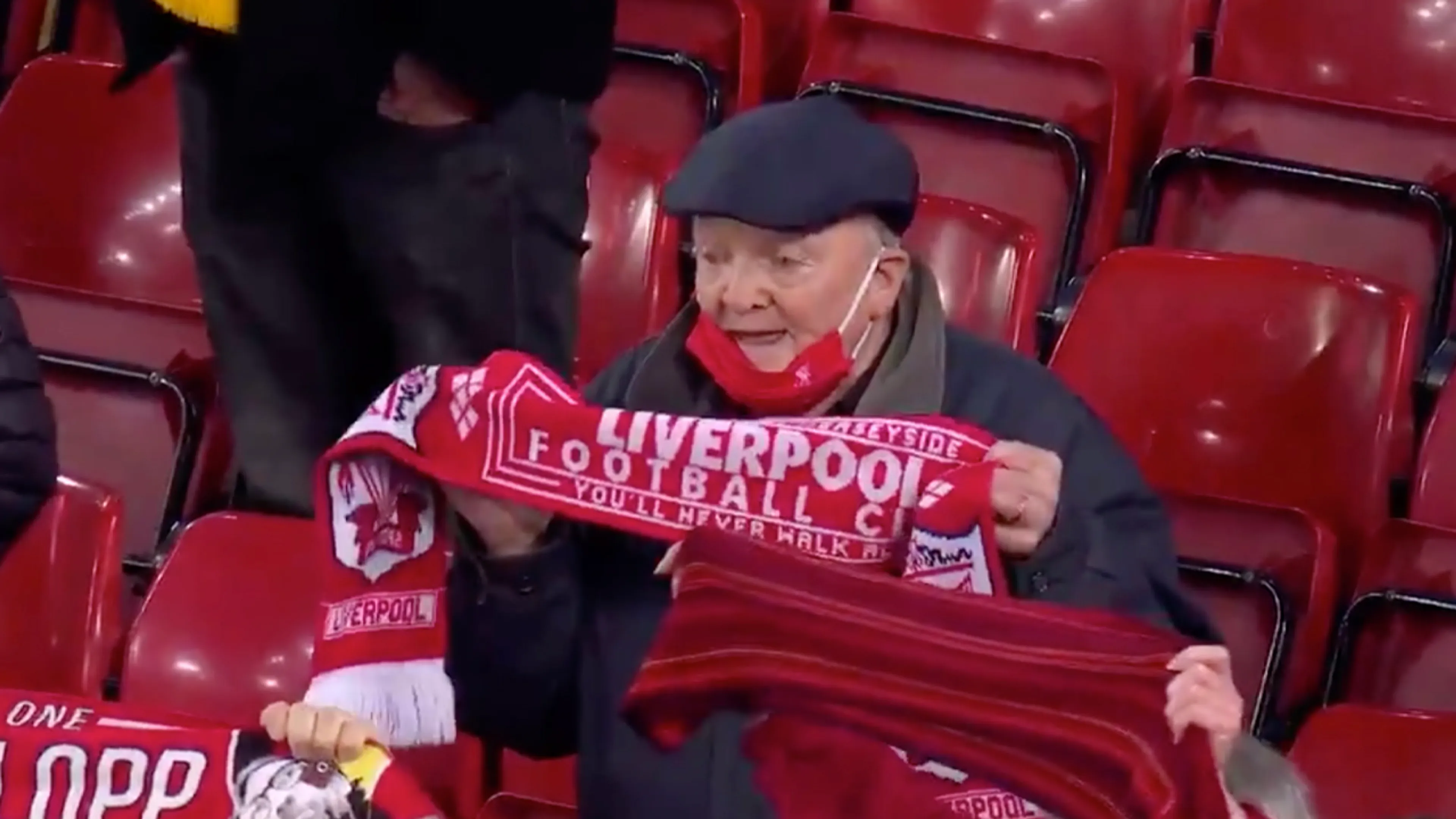 Liverpool-supporters zingen You'll Never Walk Alone weer luidkeels mee op Anfield