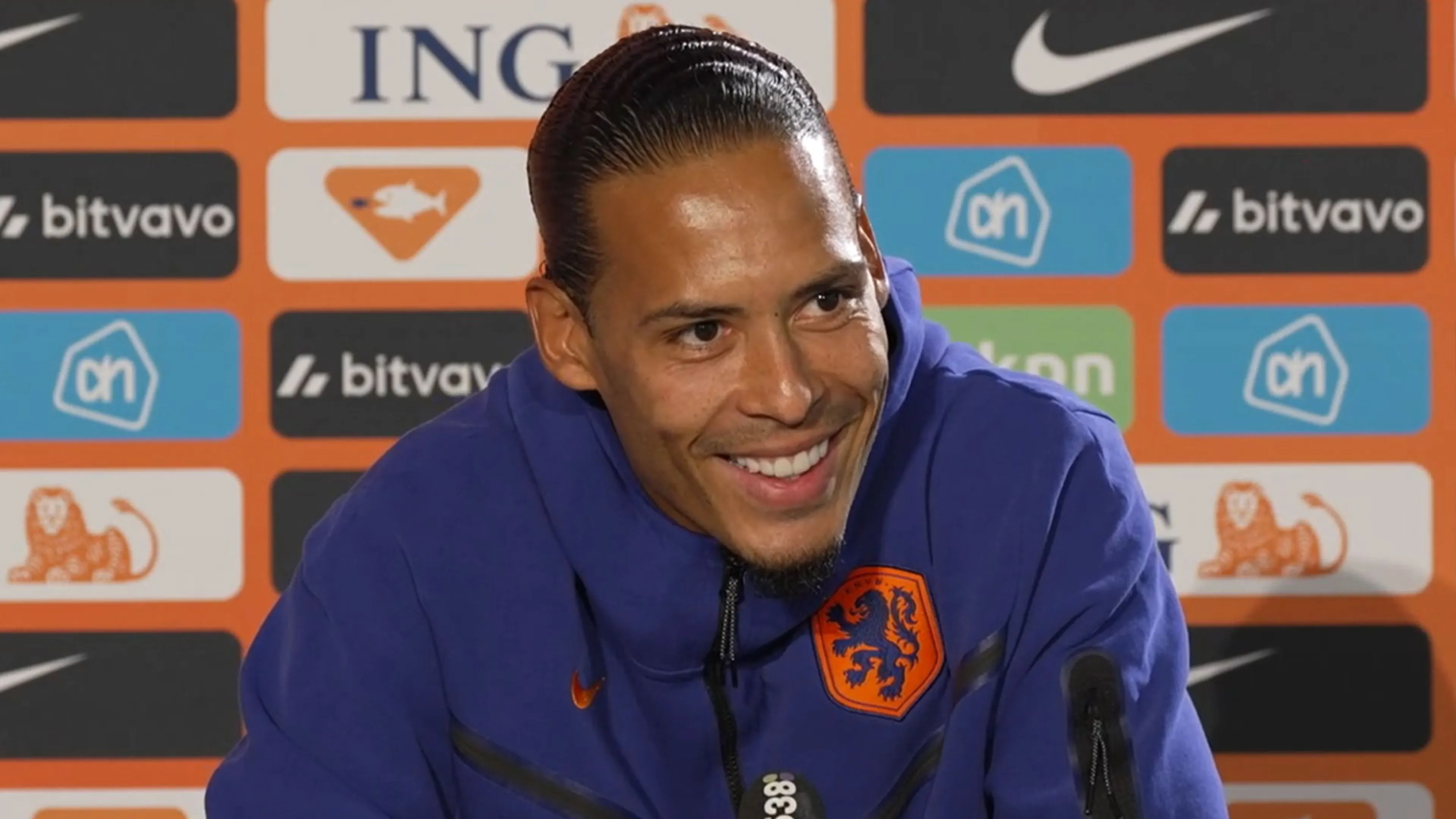 Van Dijk in discussie met Willem Vissers over tatoeage: ‘Jij bent toch ook jong geweest?!’