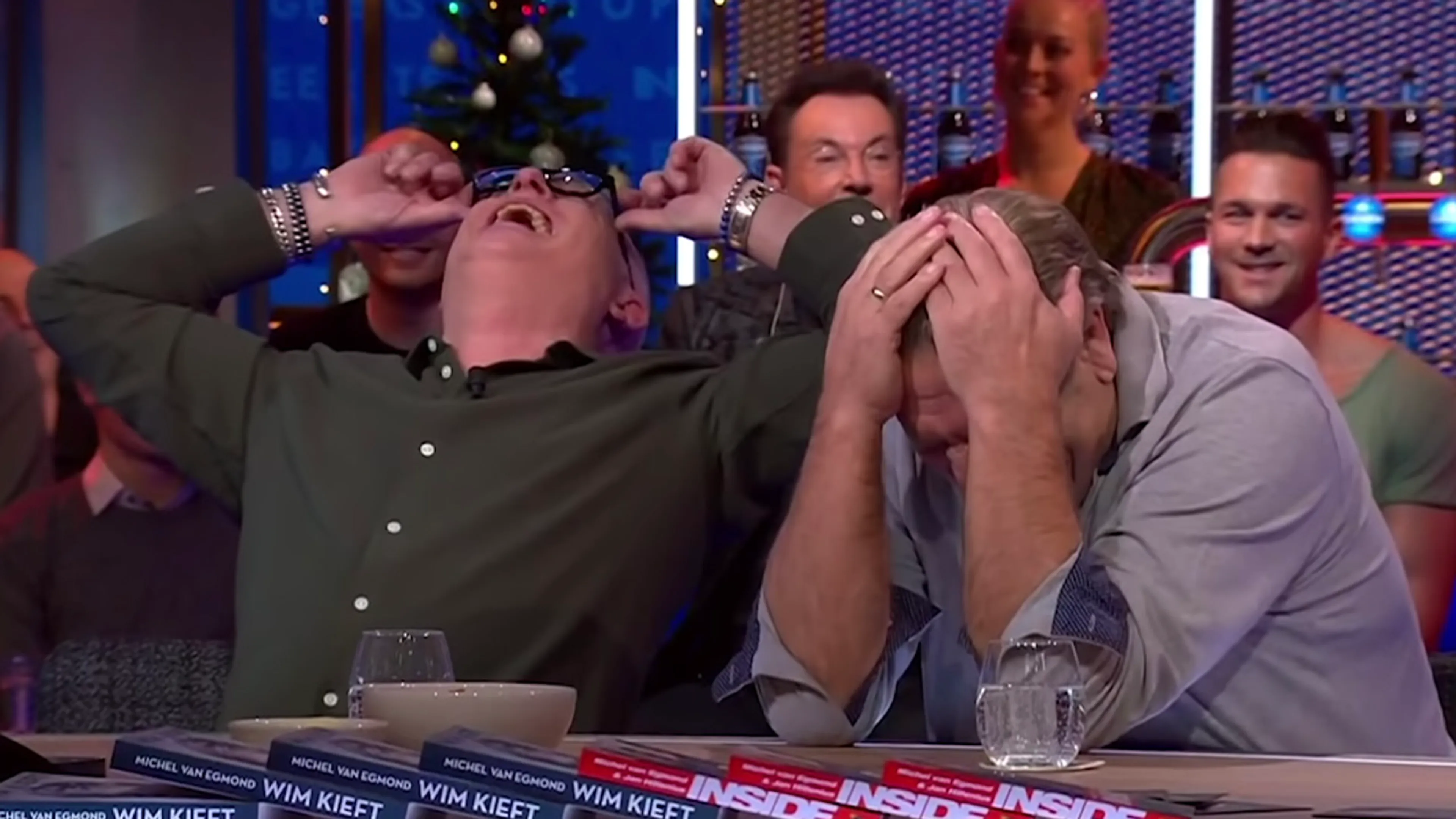 CLASSIC: Jan en René gaan he-le-maal stuk om hilarische Gerard Joling
