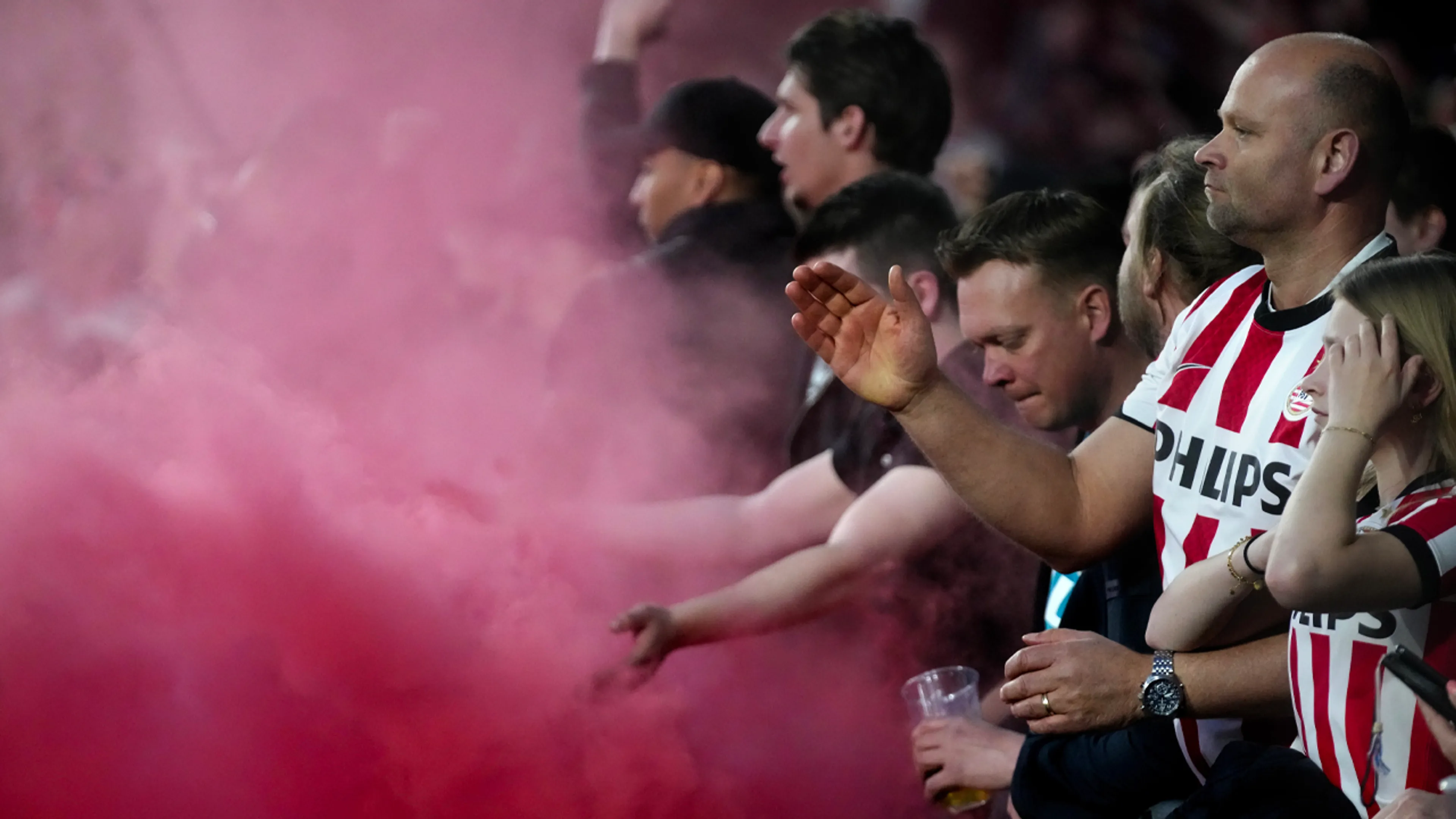 UEFA legt PSV fikse boetes op voor vuurwerk en ordeverstoringen
