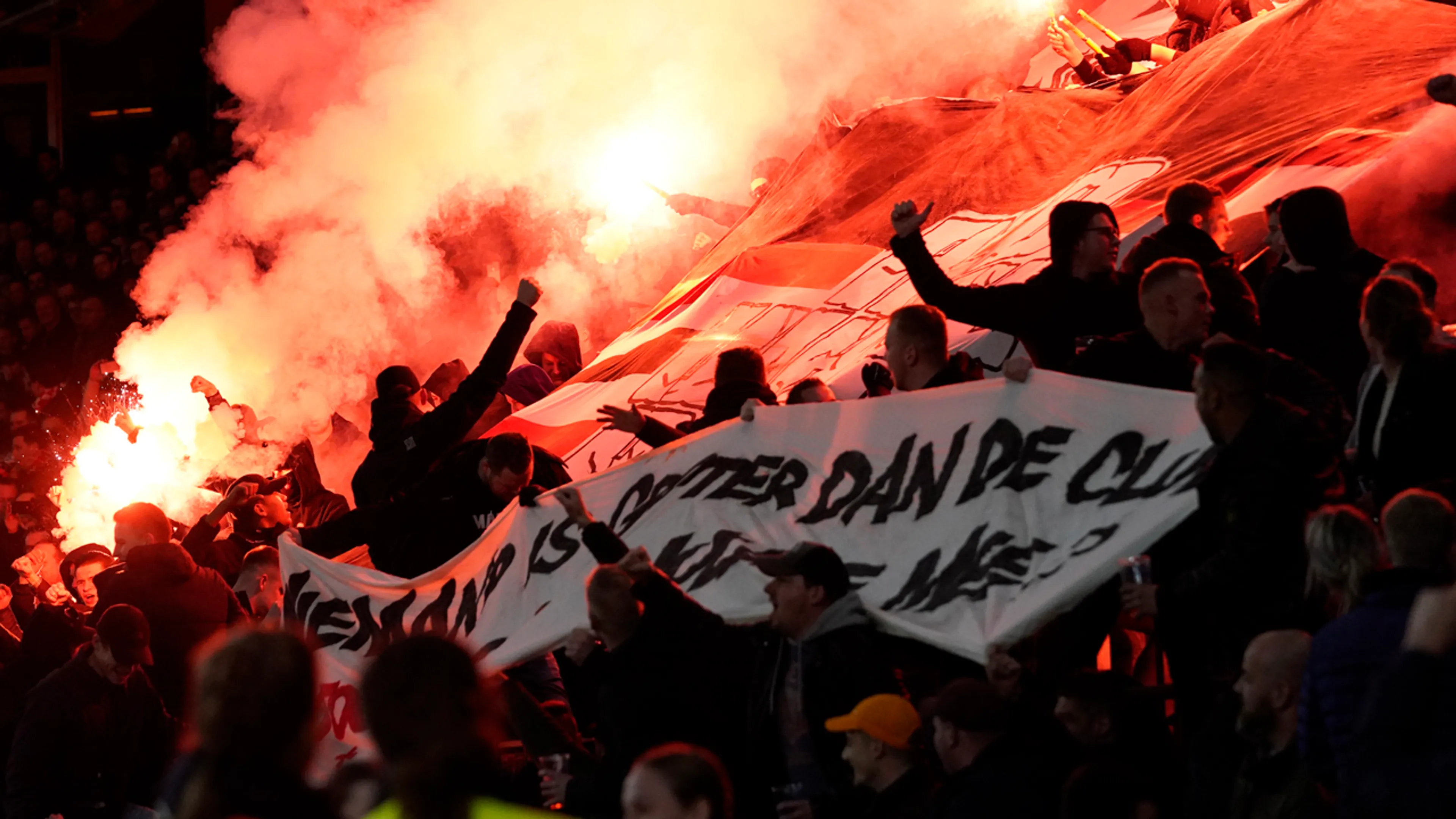 Steunbetuiging PSV-supporters aan Van Bommel: 'Een clubicoon laten wij niet vallen'