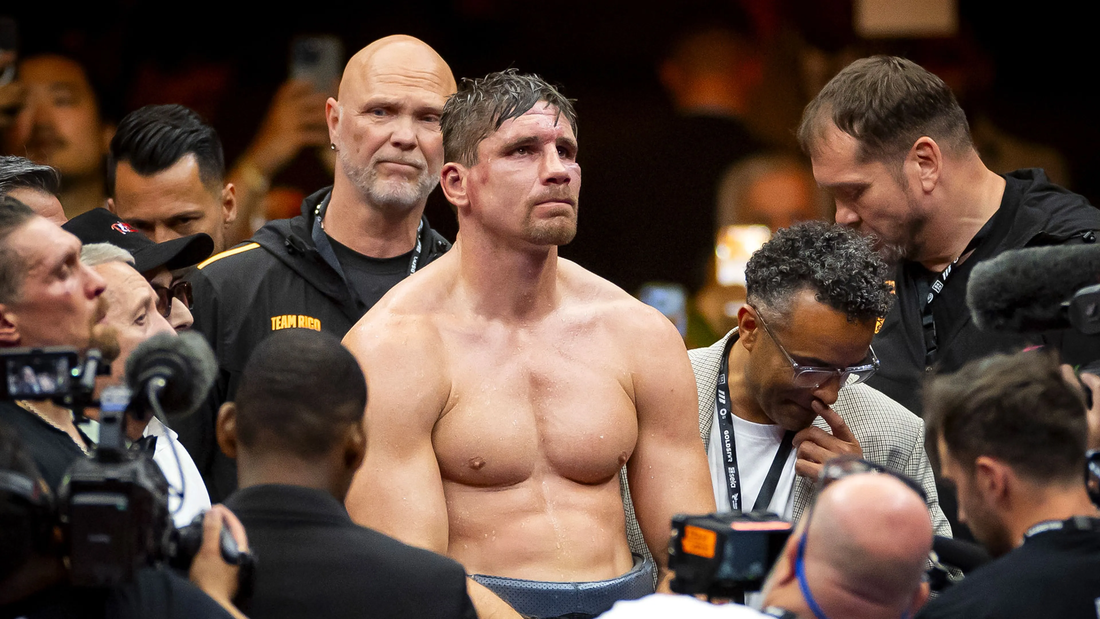 Team Rico Verhoeven protesteert tegen nederlaag Oleksandr Usyk en wil een rematch 