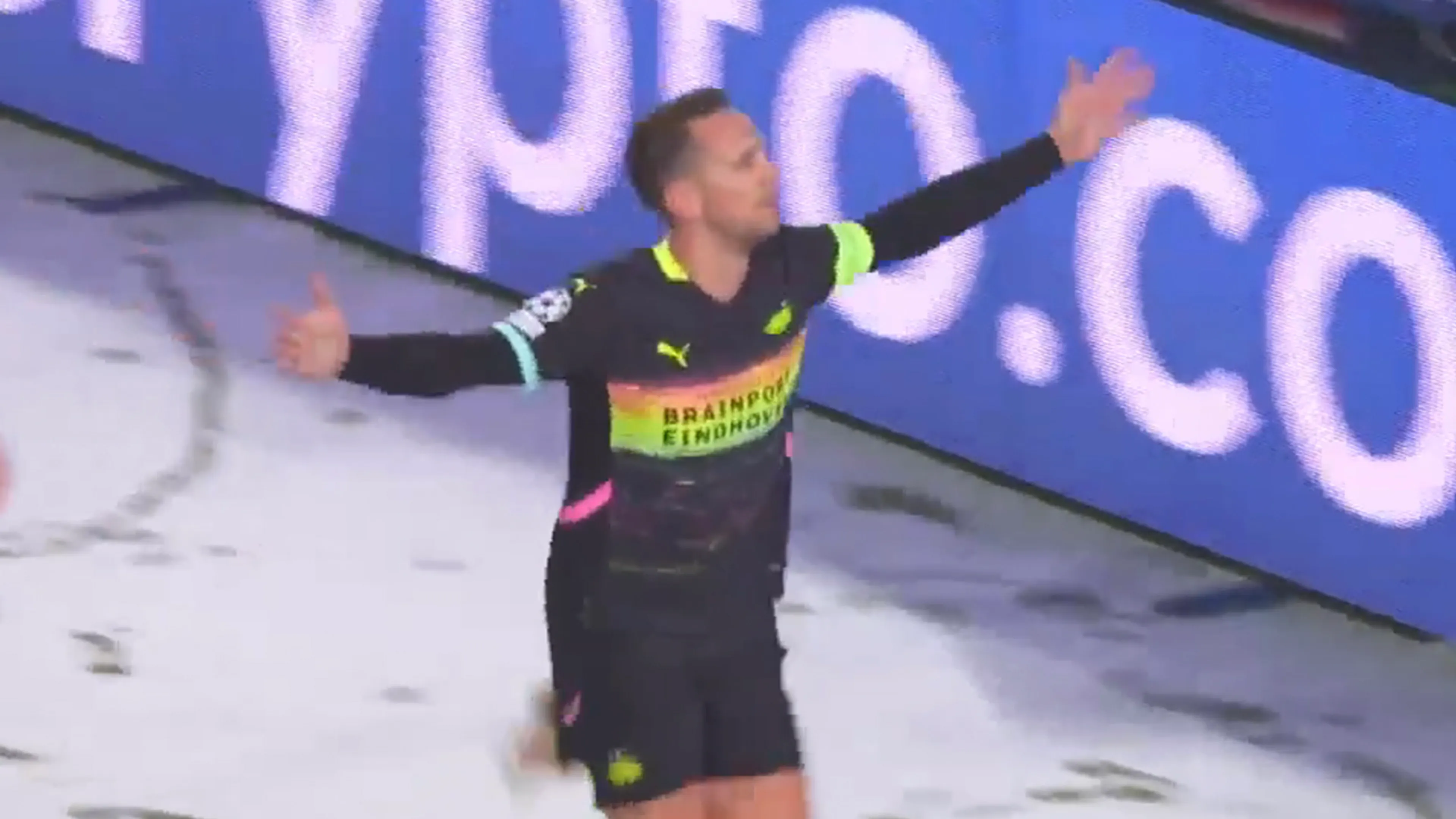 Videogoals: PSV op rozen bij Rode Ster Belgrado; Luuk de Jong kopt twee keer raak