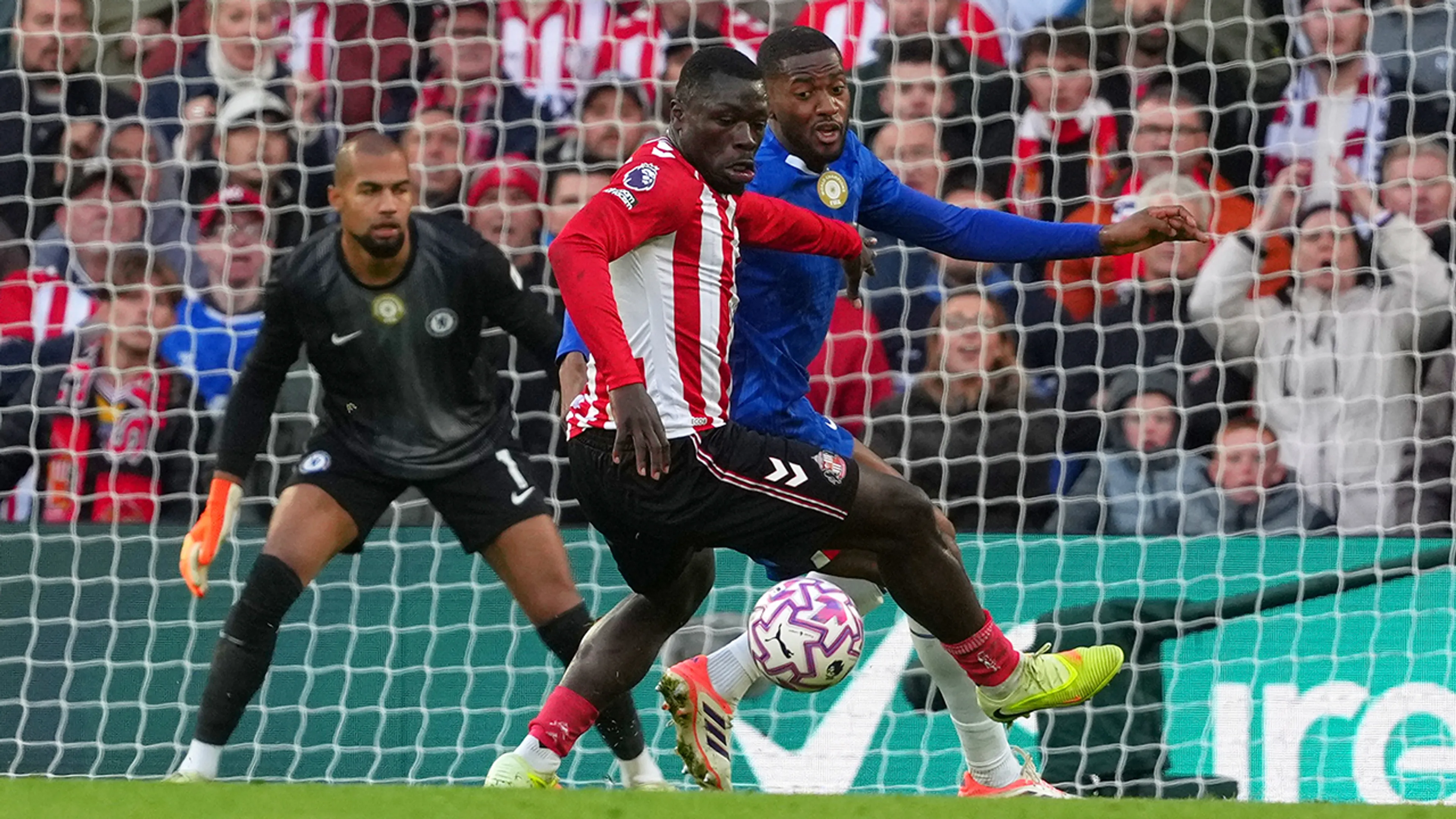 Videogoal: Brian Brobbey helpt Sunderland in minuut 93 aan zege bij Chelsea
