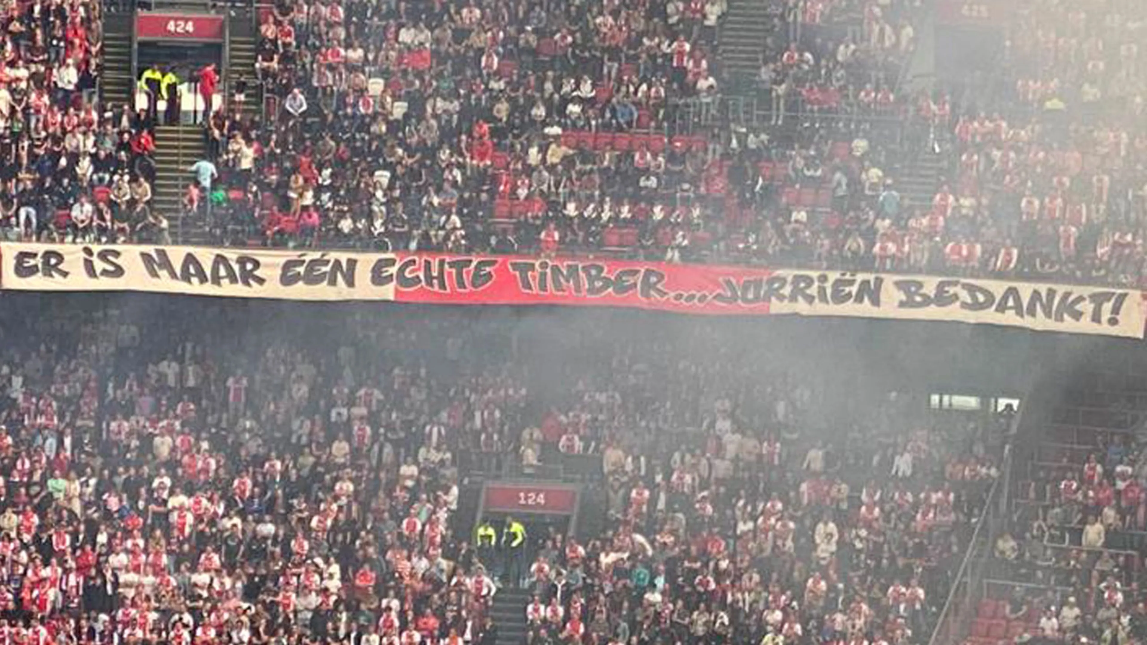 Ajax-fans nemen afscheid van Timber tijdens Klassieker