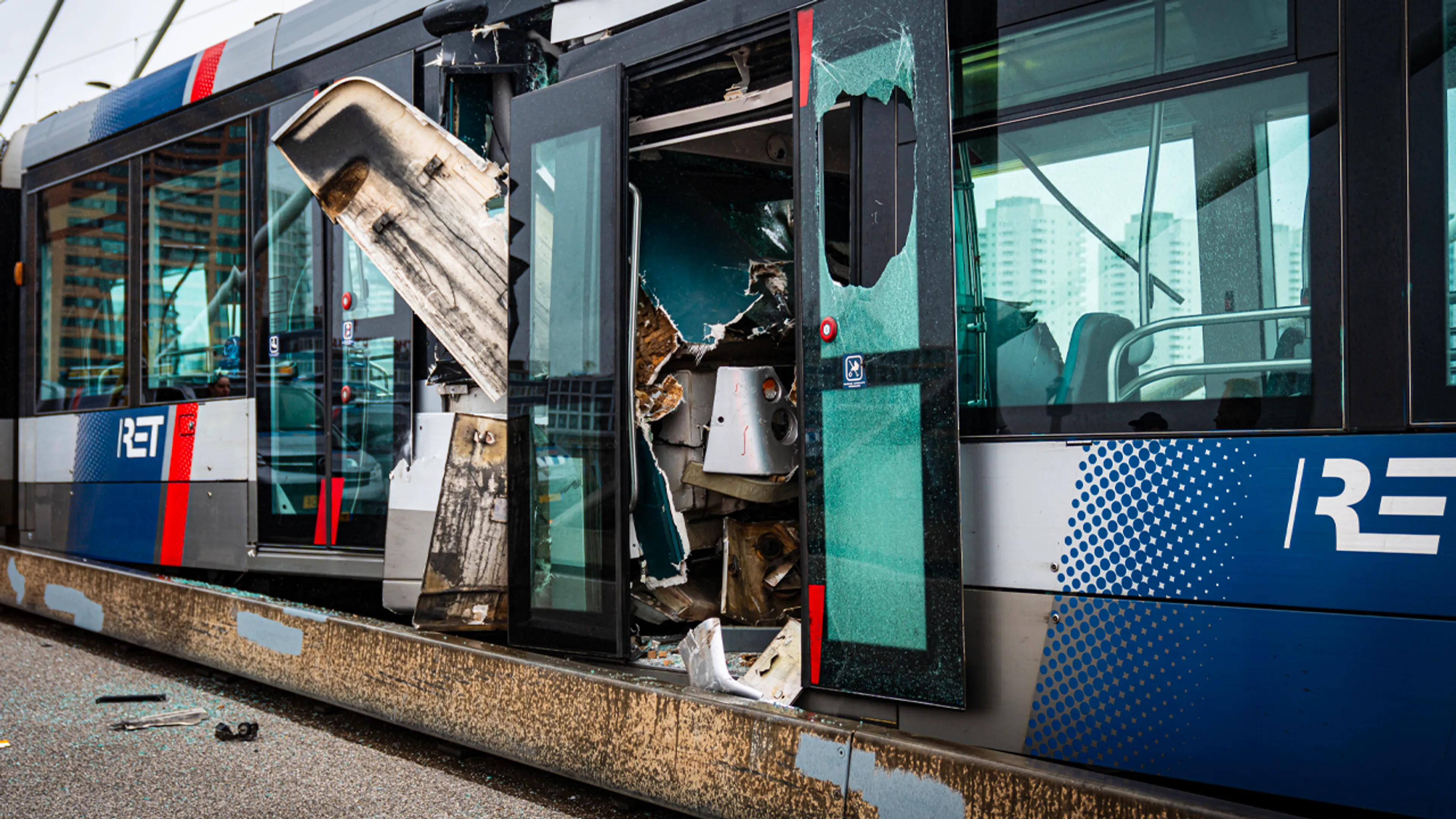 Zeven mensen in ziekenhuis na trambotsing Erasmusbrug, een van hen is zwaargewond