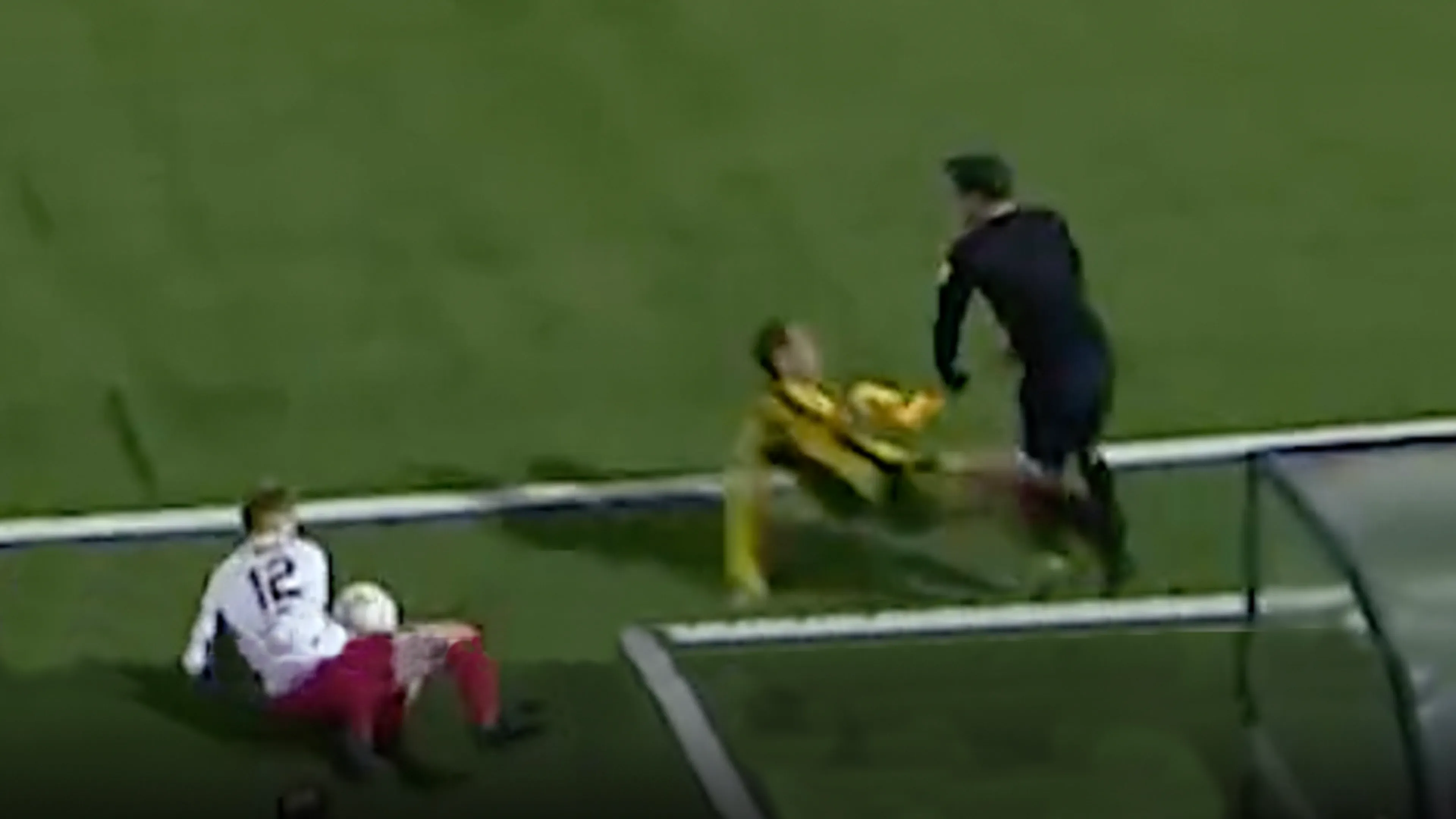 Video: grensrechter bij Kozakken Boys - ADO Den Haag wordt vol onderuit gezaagd