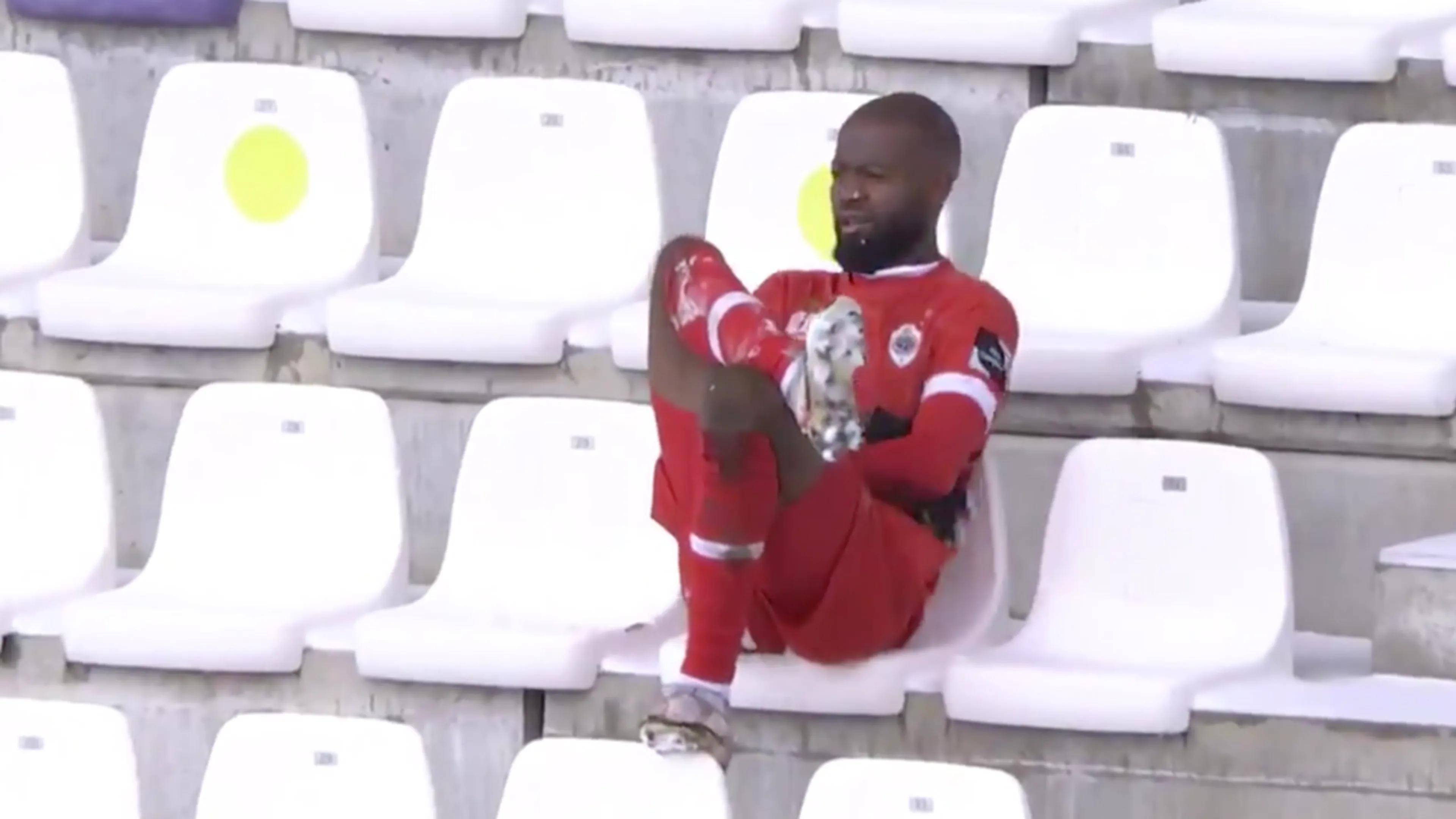 VIDEO - 'Enfant terrible' van Antwerp viert doelpunt op lege tribune