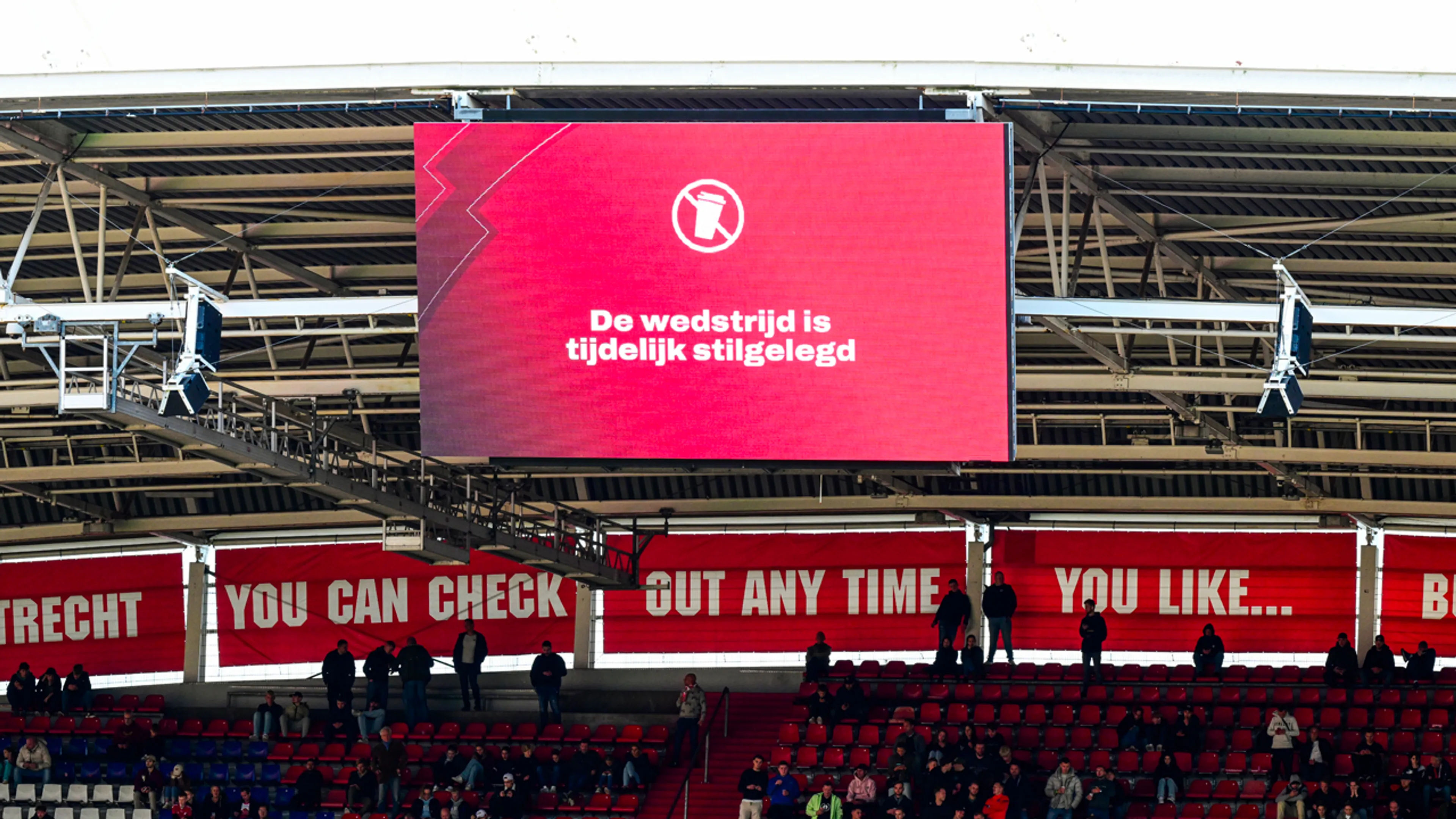 FC Utrecht - Ajax tot twee keer toe stilgelegd na voorwerpen op het veld