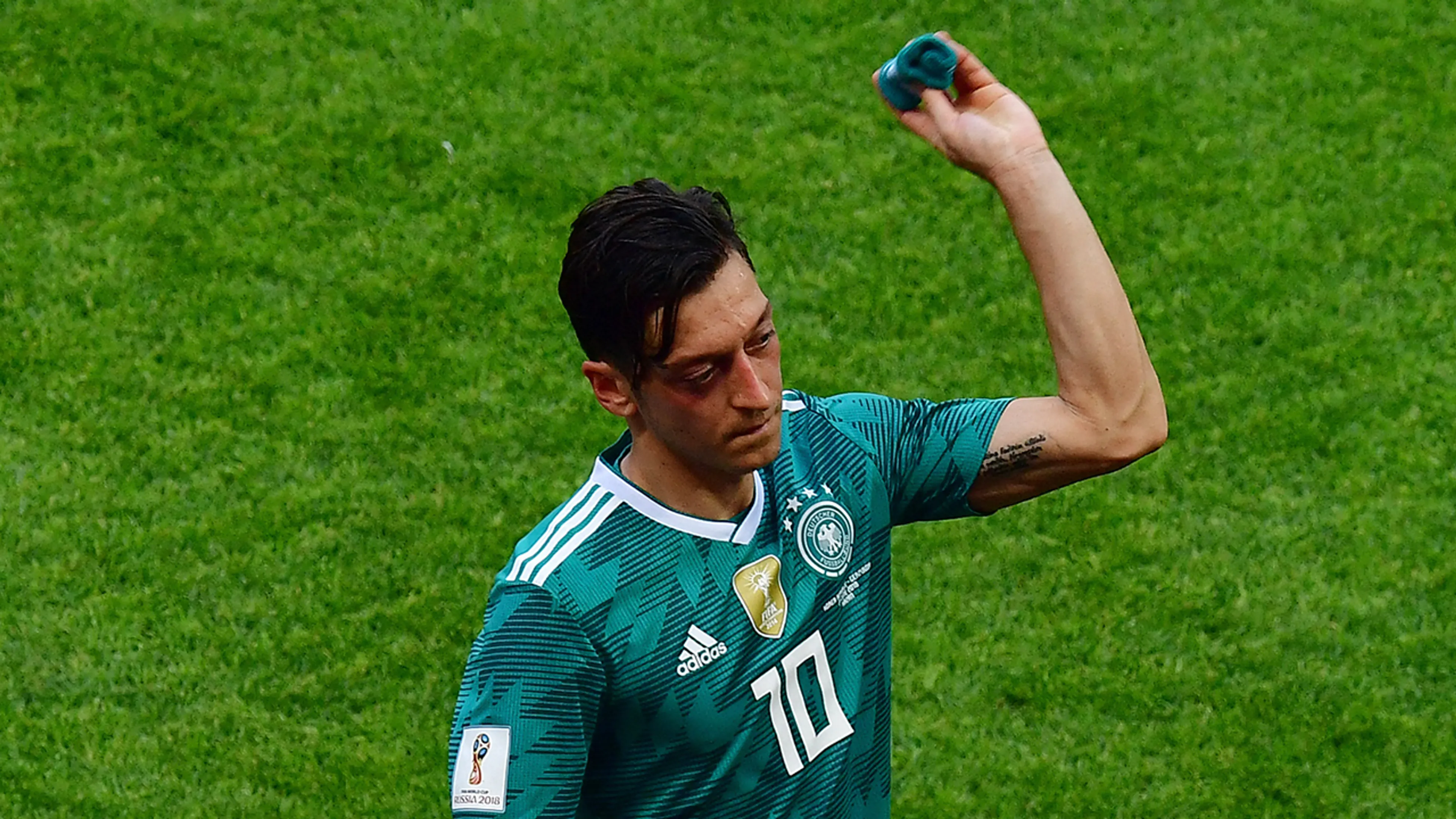 Mesut Özil beëindigt per direct profcarrière