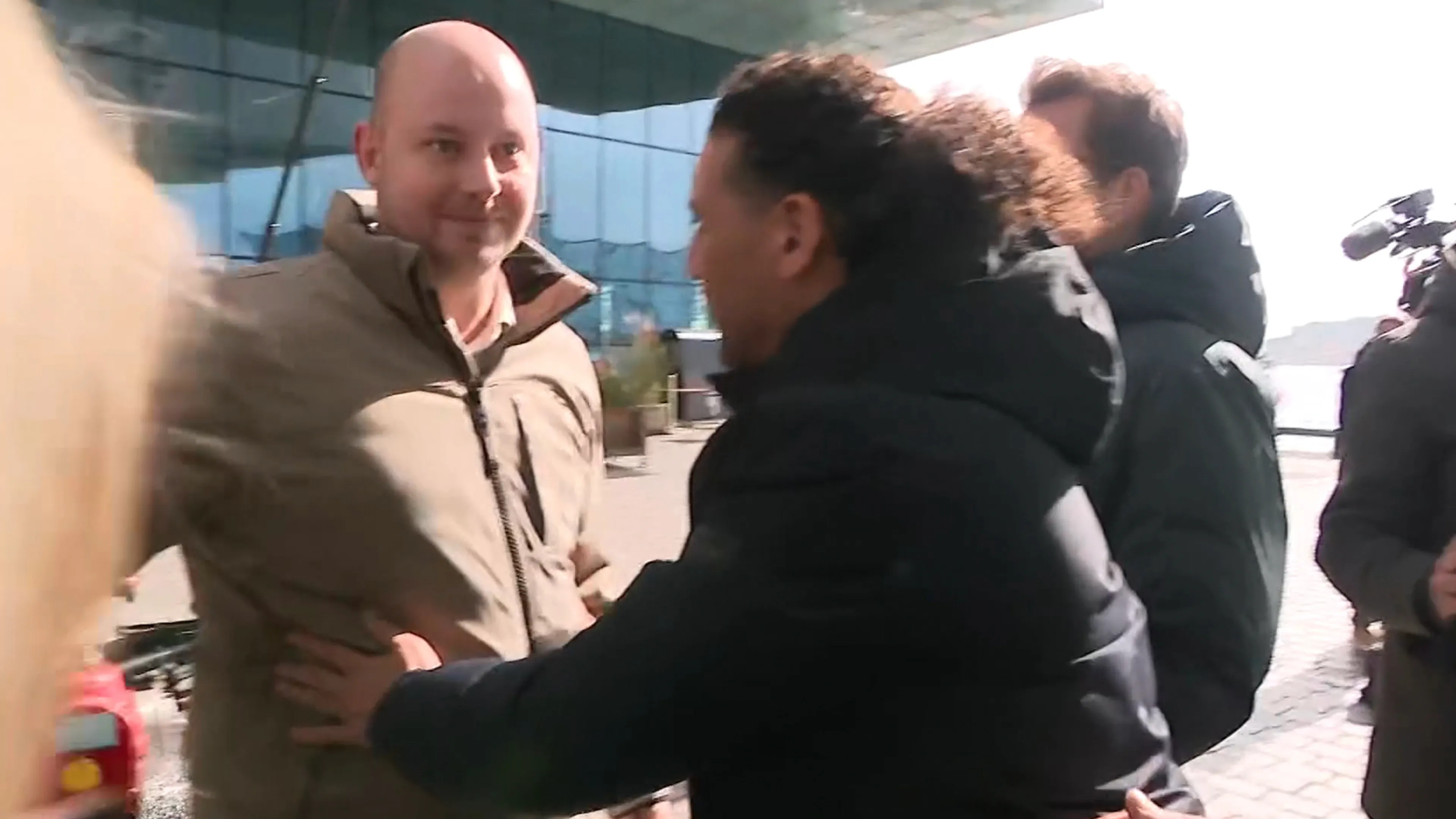 Chaotische taferelen als Ali B het gerechtshof verlaat: ‘Kijk uit!’