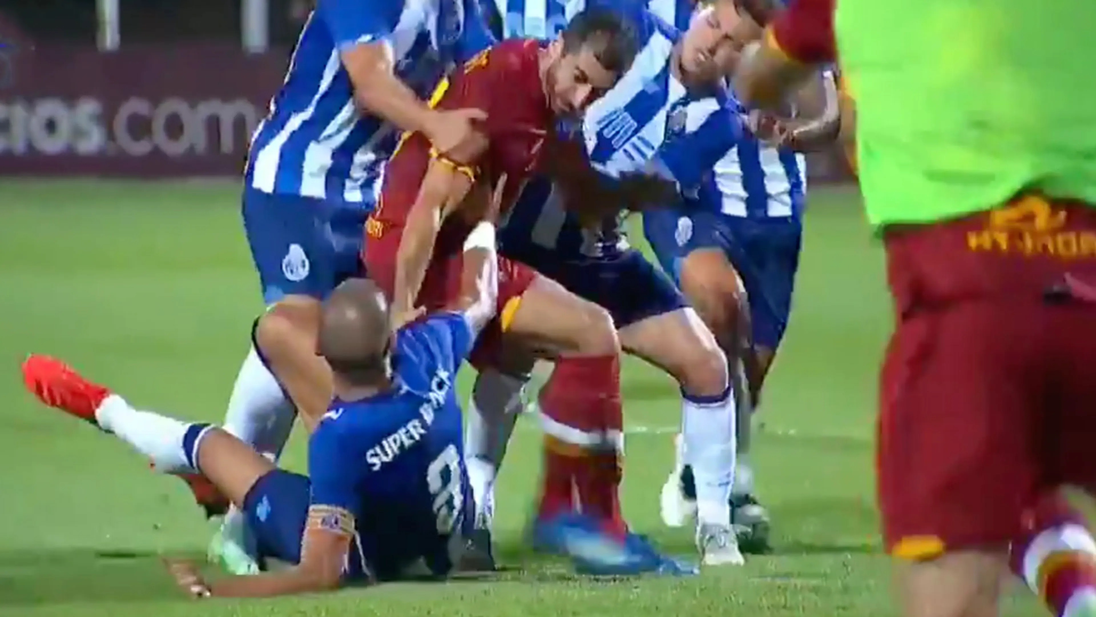 Oefenwedstrijd AS Roma - FC Porto loopt uit de hand na spijkerharde beuk van Pepe