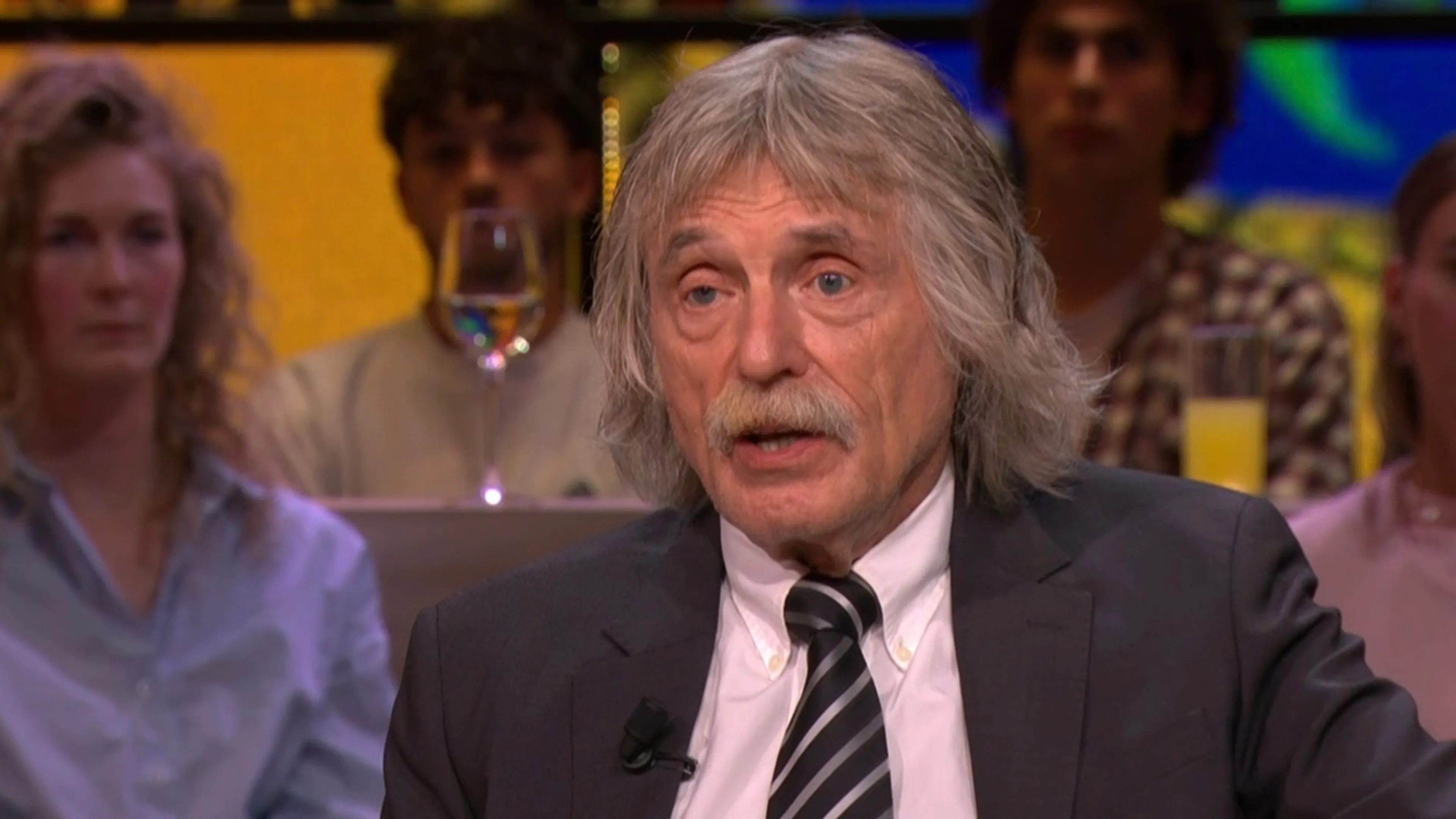 Johan over politiestakingen: 'Ajax zou wat overbodige selectieleden een uniform aan kunnen trekken'