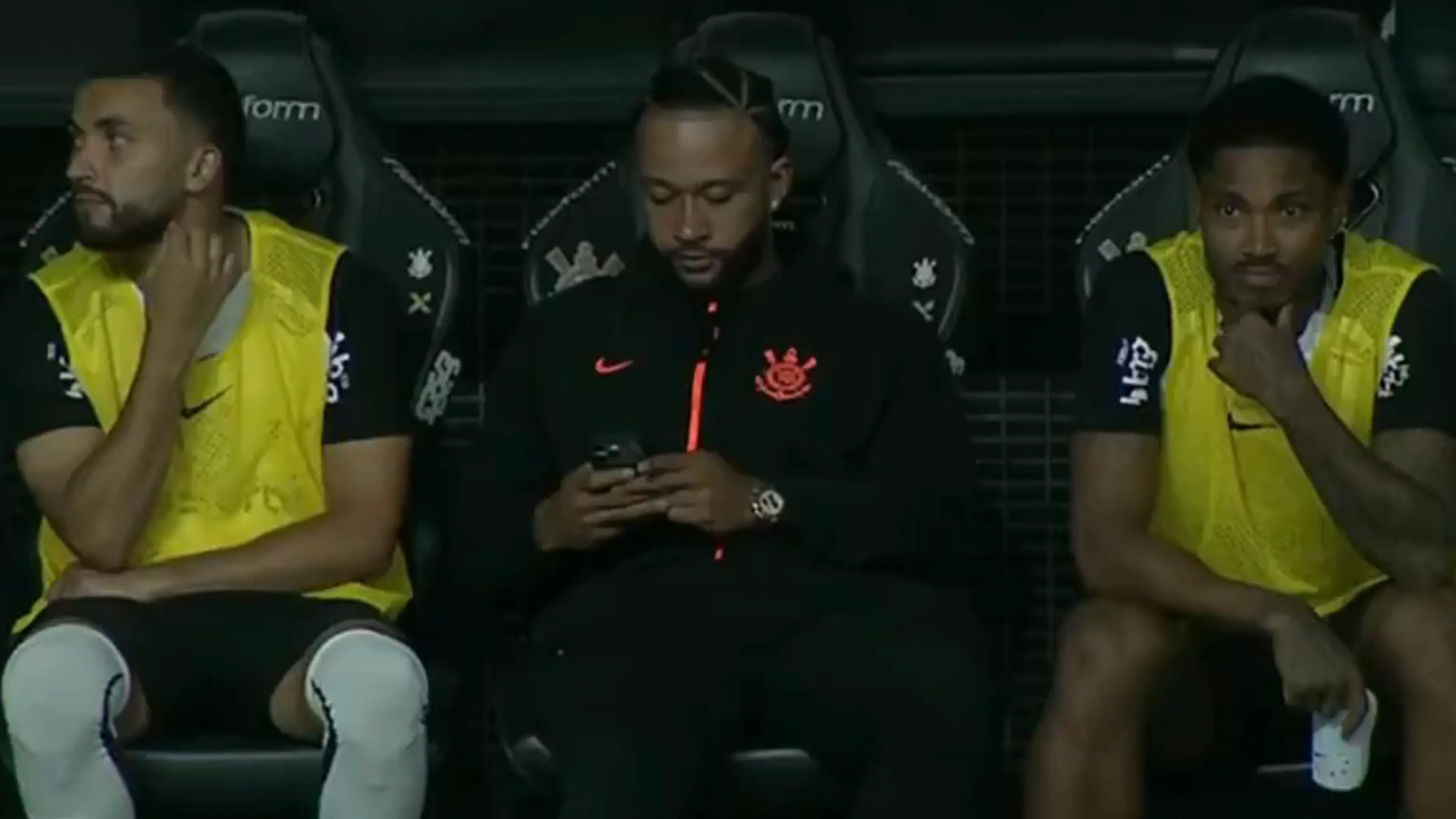 Memphis valt geblesseerd uit en zoekt vanaf de bank direct contact met medische staf Oranje