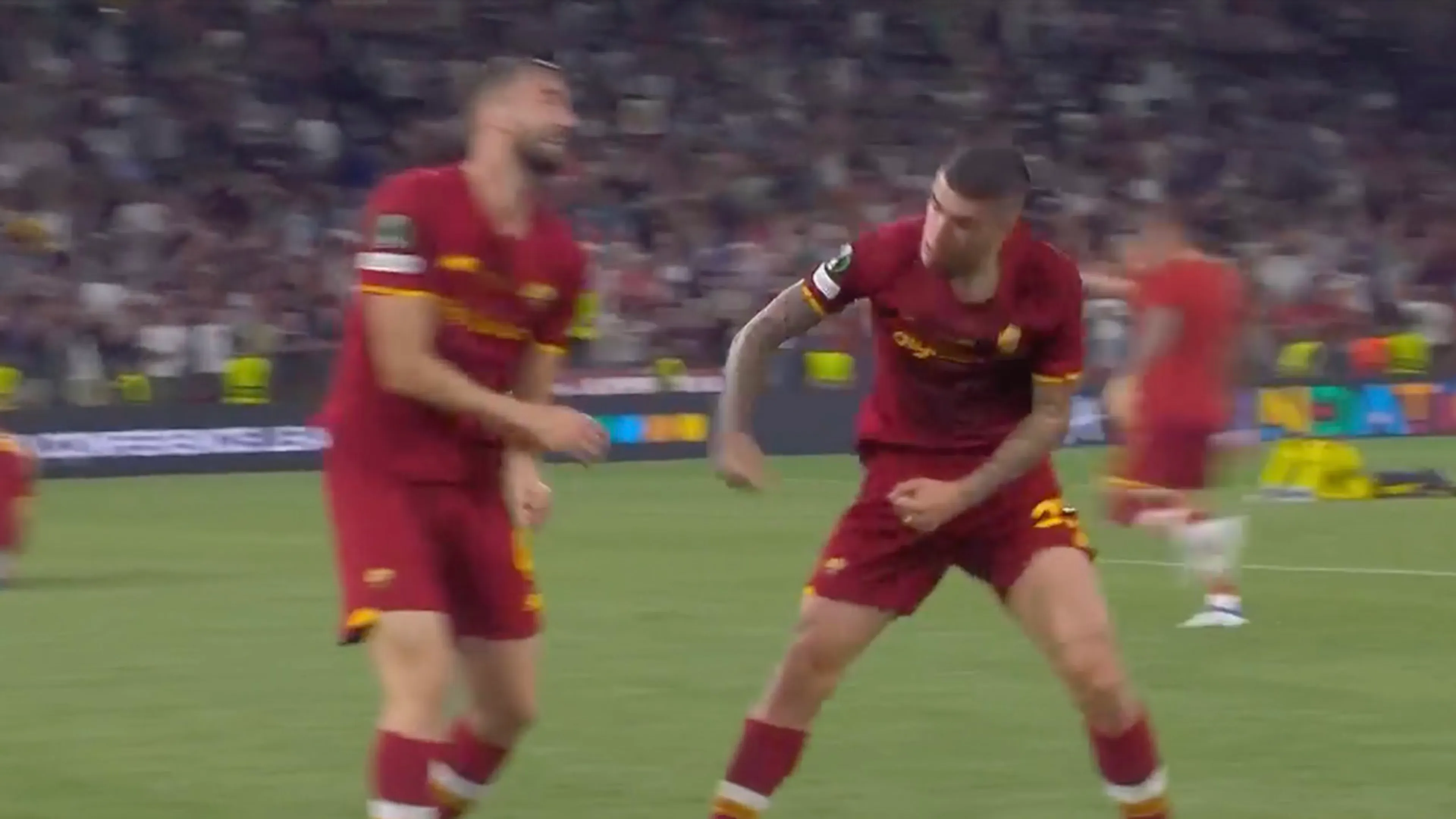 AS Roma-verdediger Mancini slaat teamgenoten na gewonnen finale