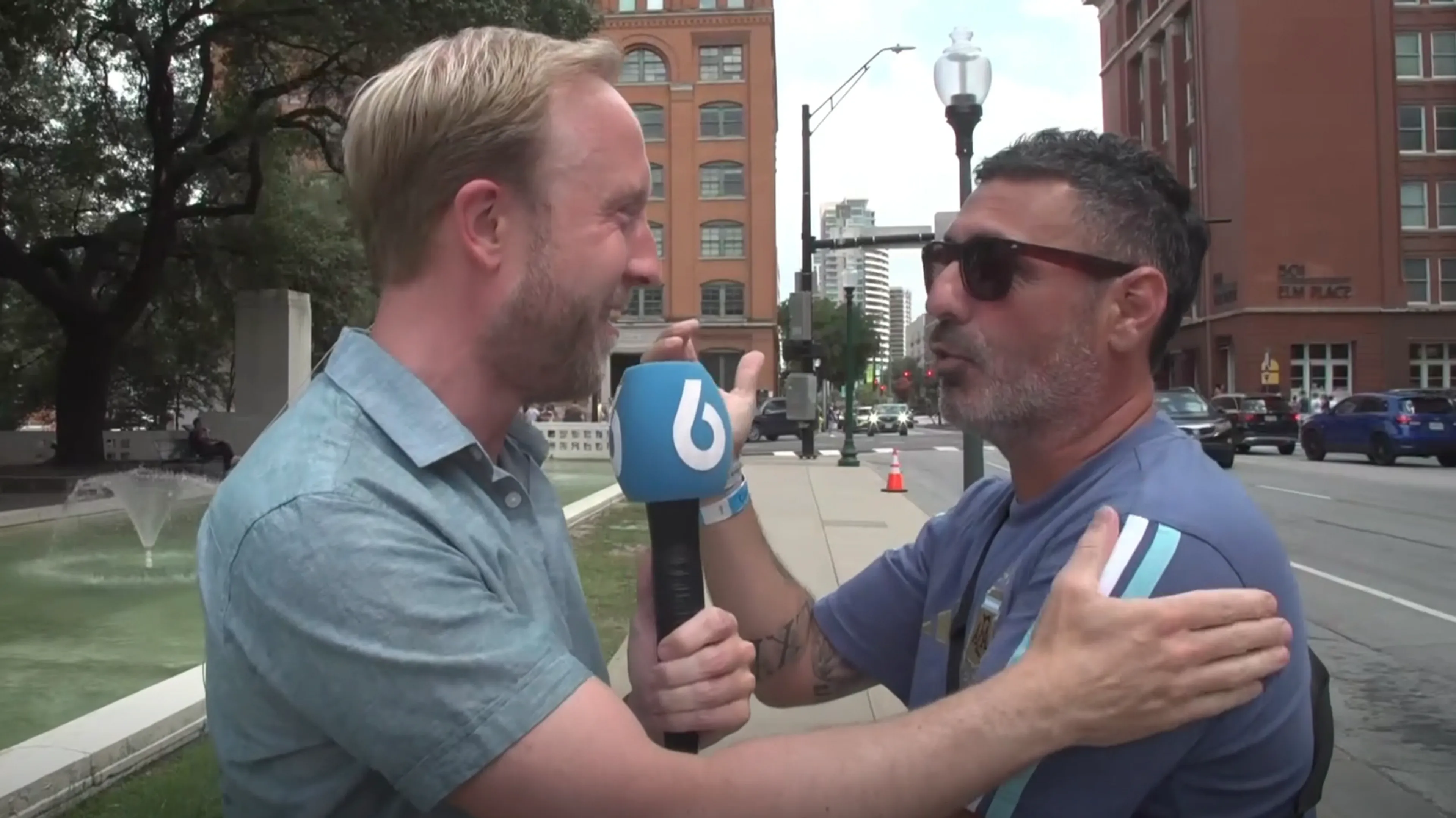 Videogesprek met Raymond Mens wordt onderbroken door Argentijn: 'Messi, Messi... en nu wegwezen!'