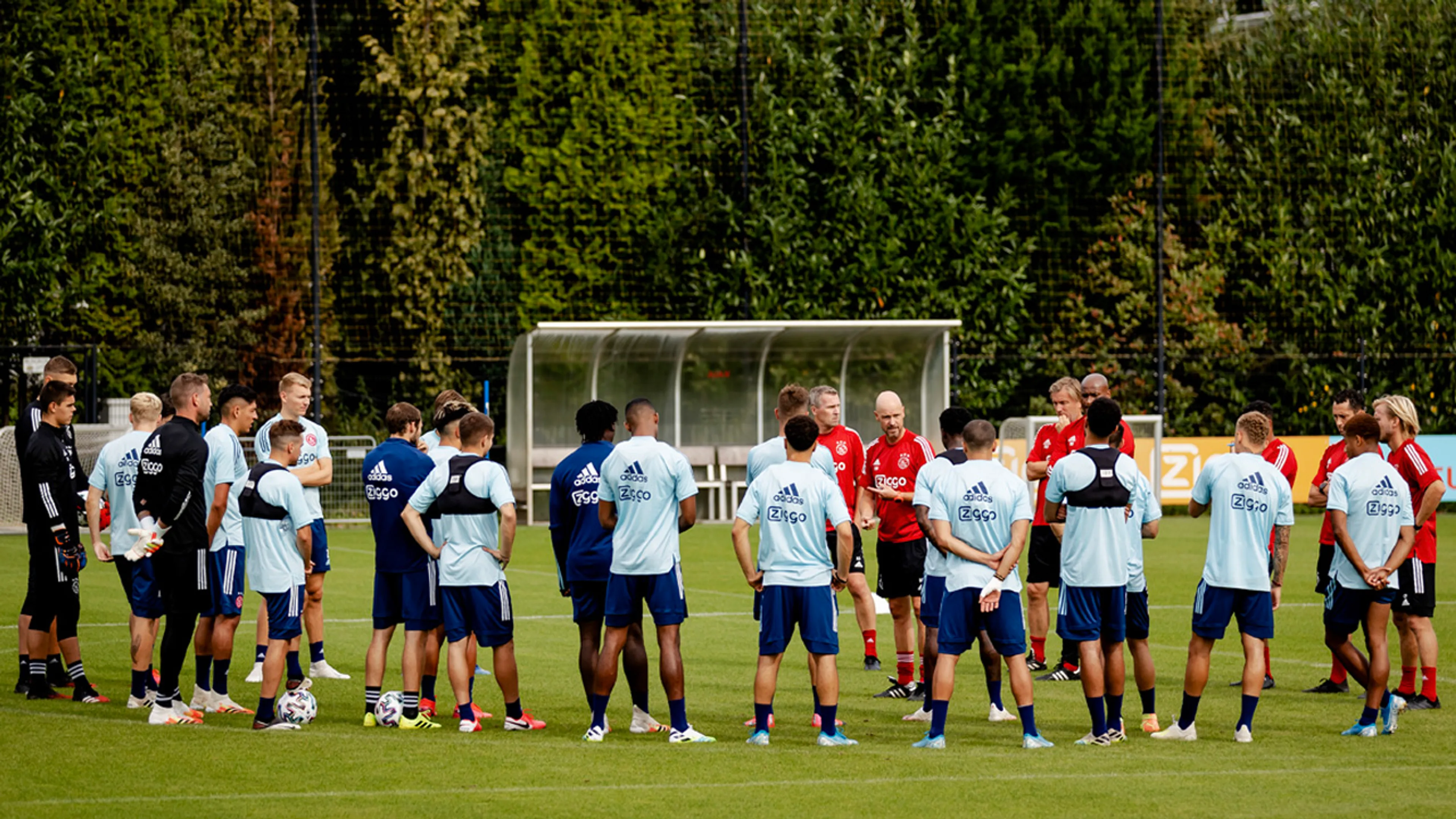 'Coronavirus sloeg toe bij 13 spelers/stafleden van Ajax'