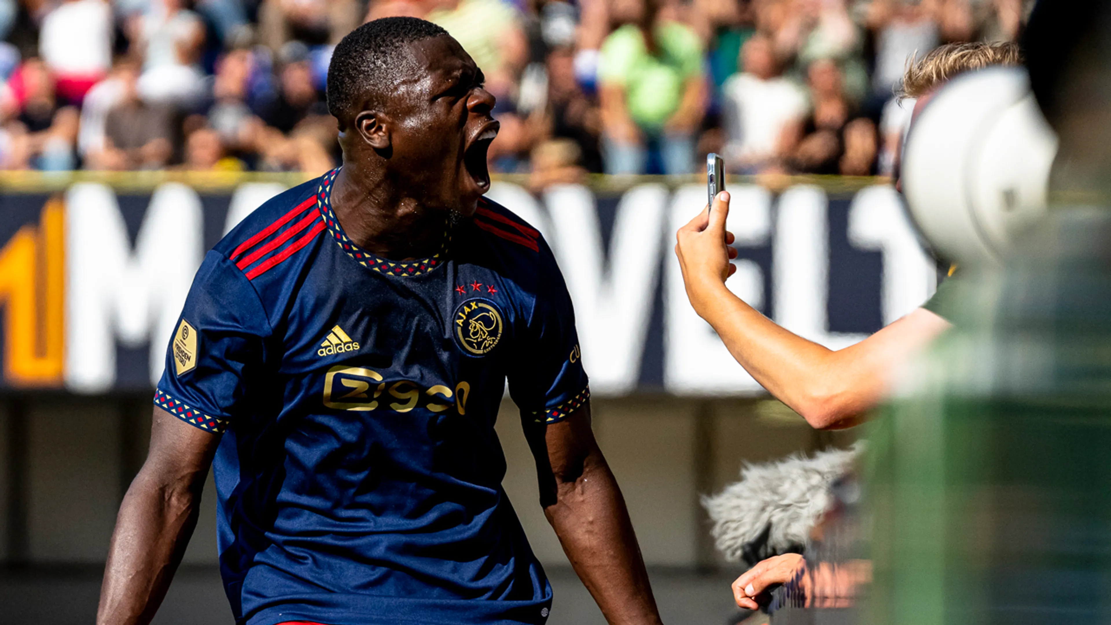 Ajax ontsnapt in Sittard dankzij sterke tweede helft