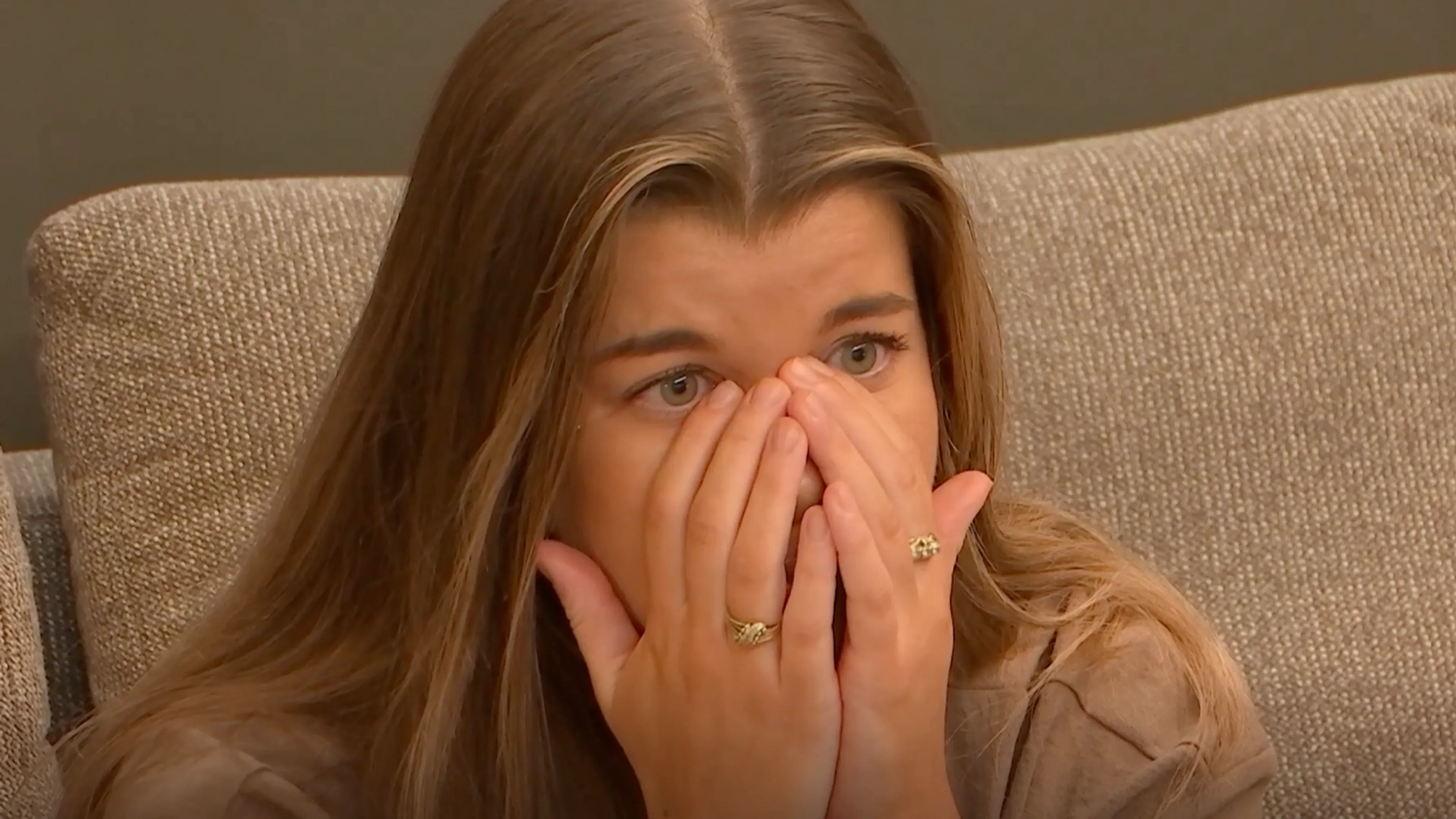 Video: Chess belt met haar vriend in De Bondgenoten: 'Dit kan niet wat jij doet!'
