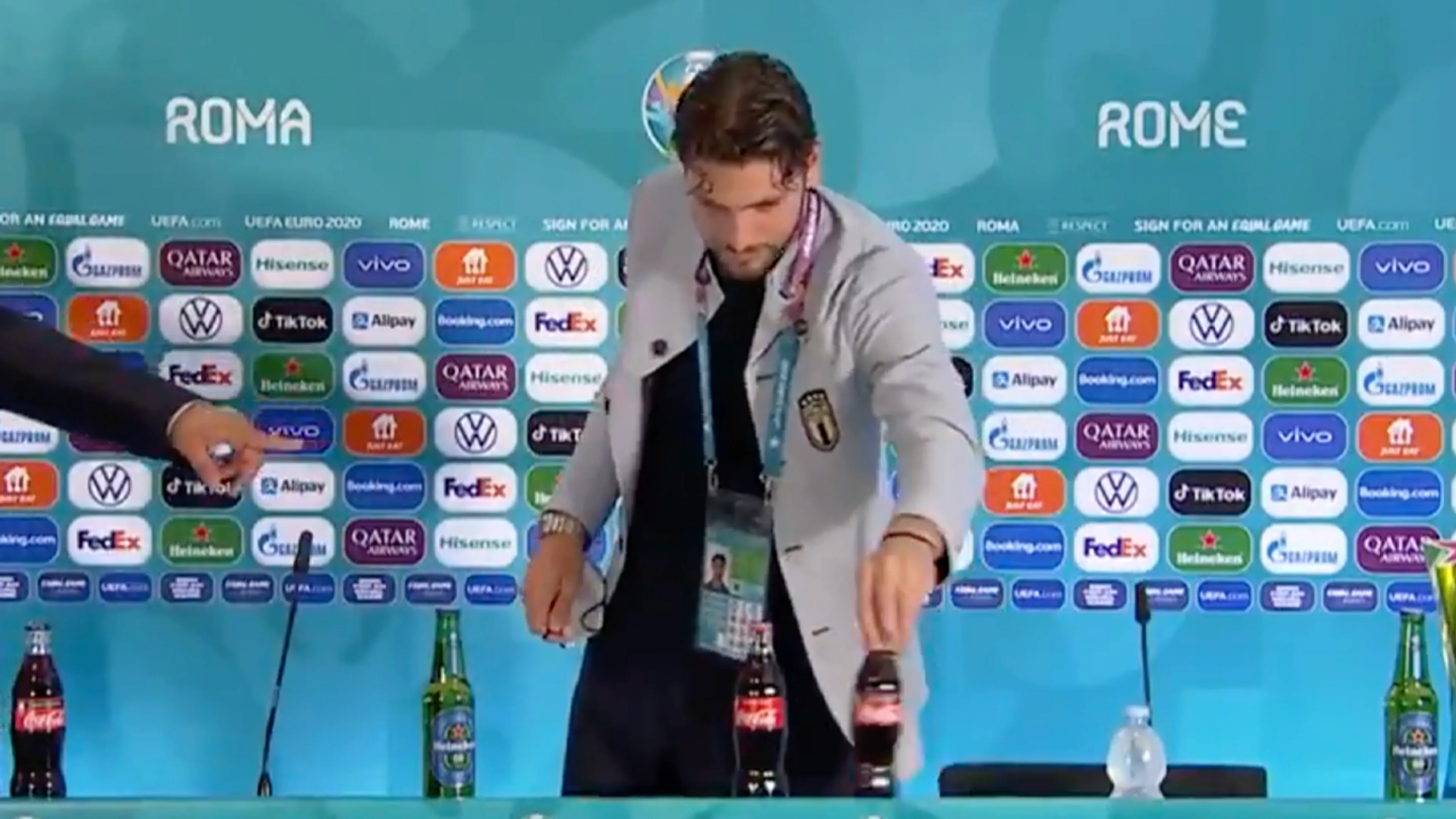 Ook Locatelli schuift Coca-Cola-flesjes opzij