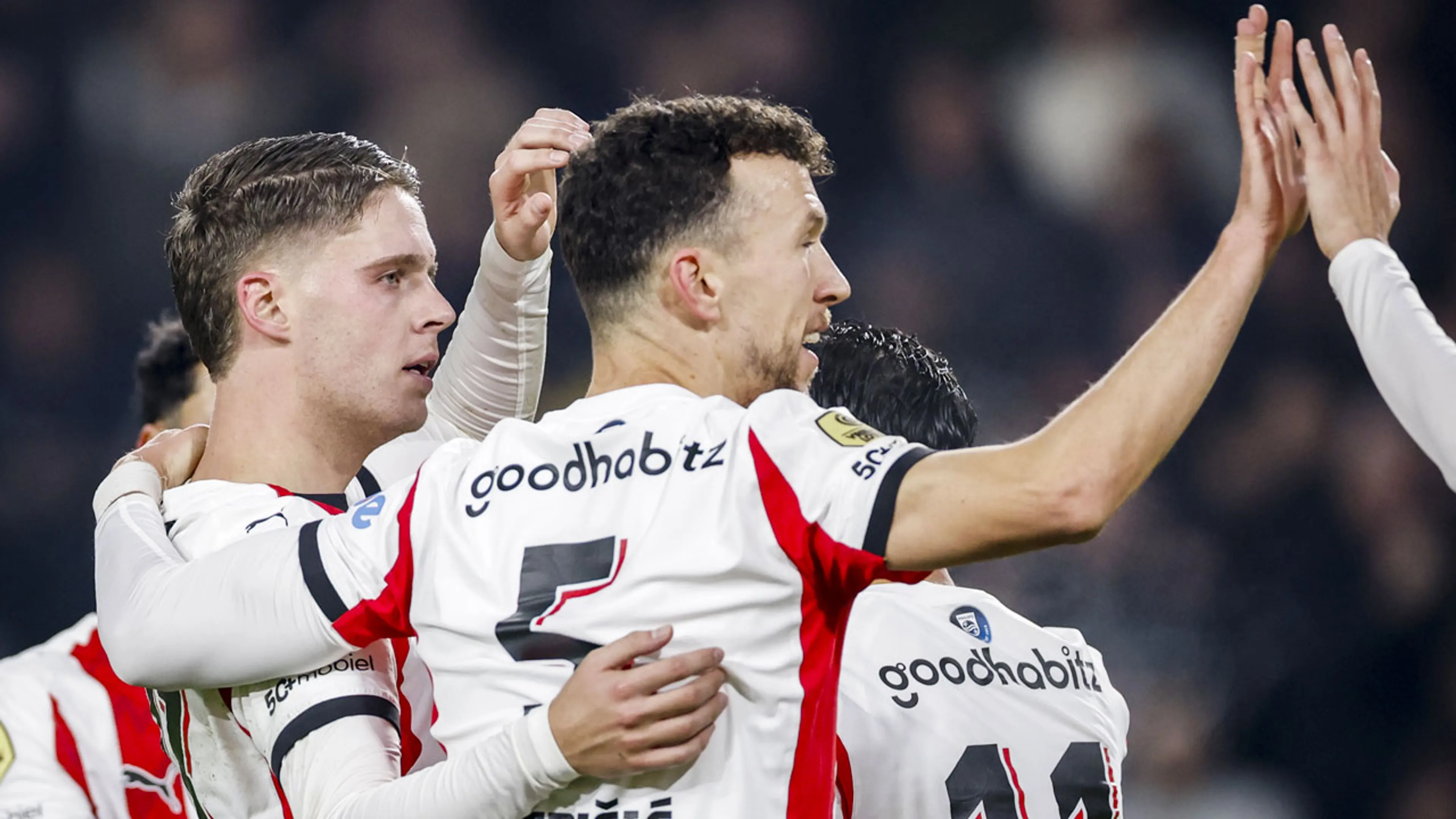 PSV wint moeizaam van Heracles en boekt tiende zege op rij