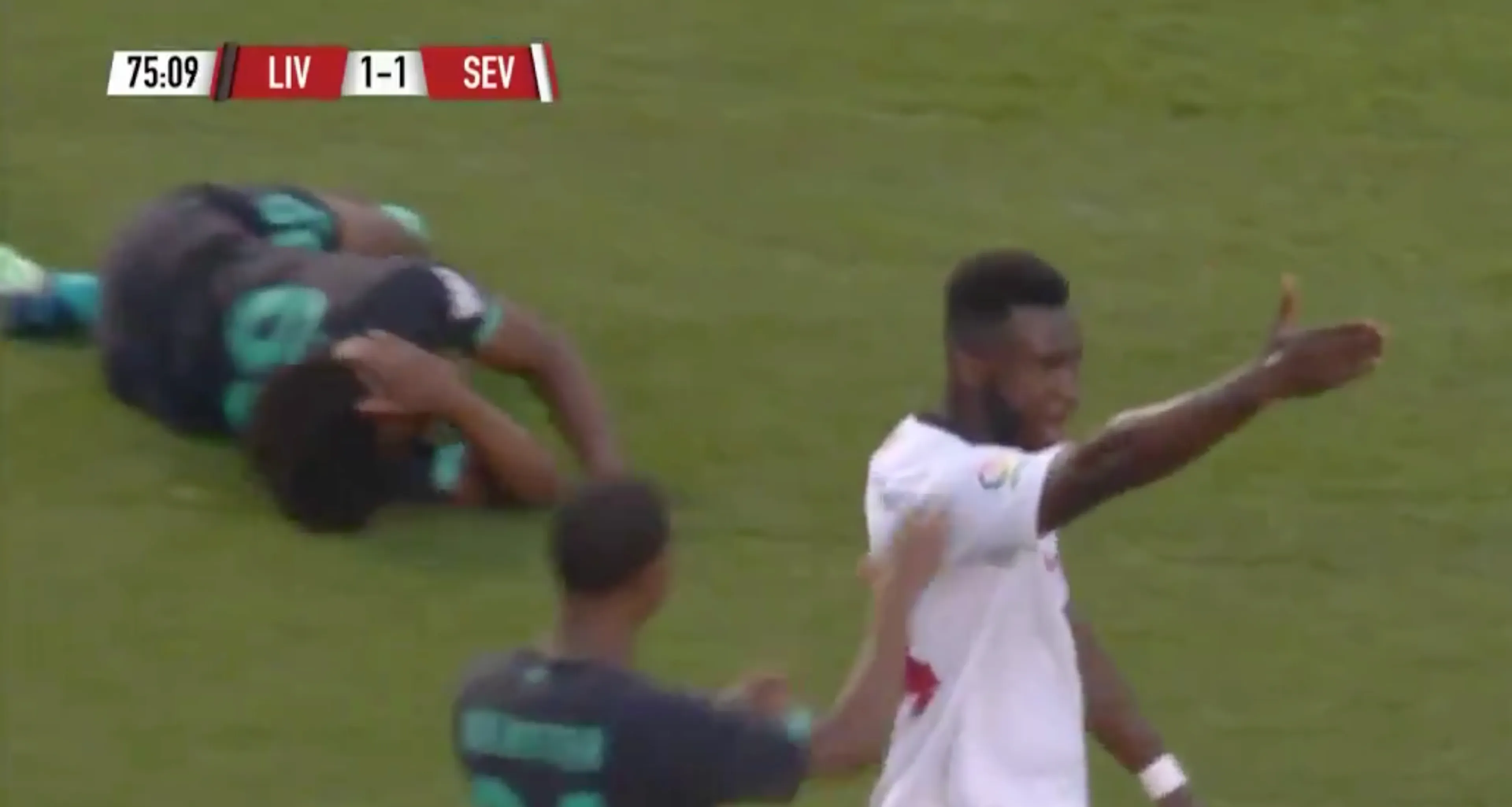 DOODSCHOP: Sevilla-speler zaagt Liverpool-talent doormidden