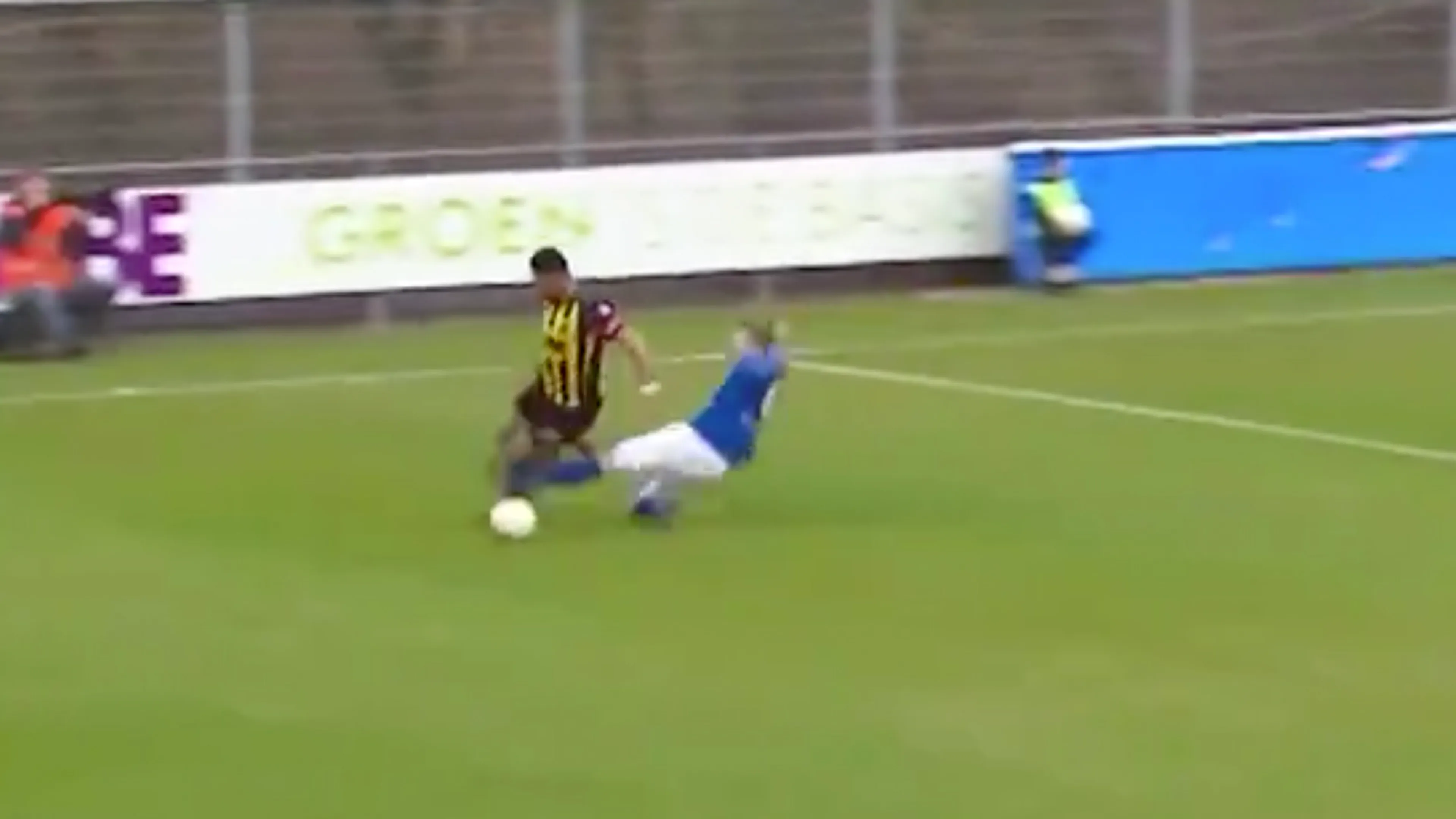 ZO DAN! Keiharde zaag in Tweede Divisie, scheids geeft slechts geel