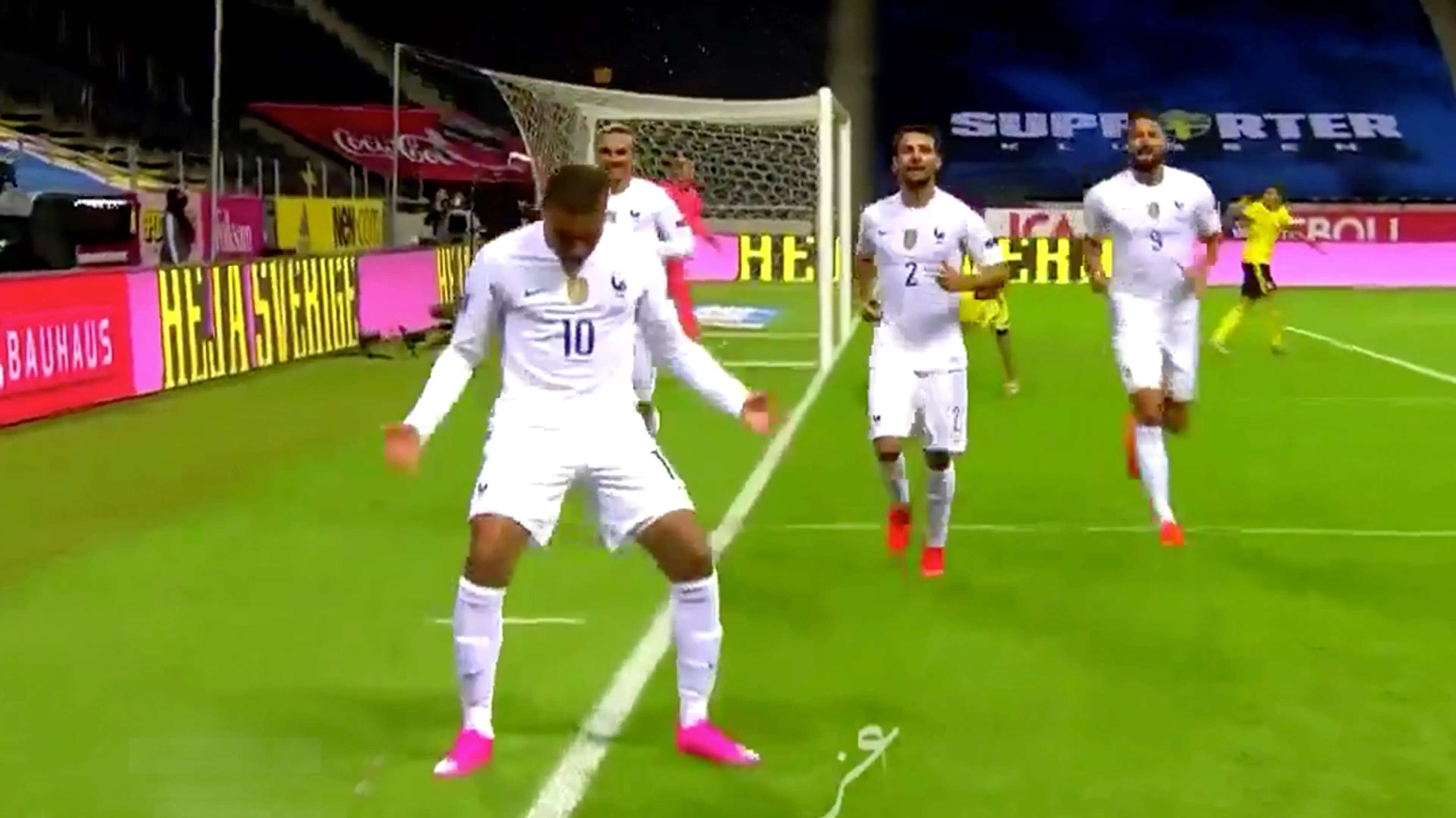 WAUW! Mbappé scoort wondergoal uit onmogelijke hoek
