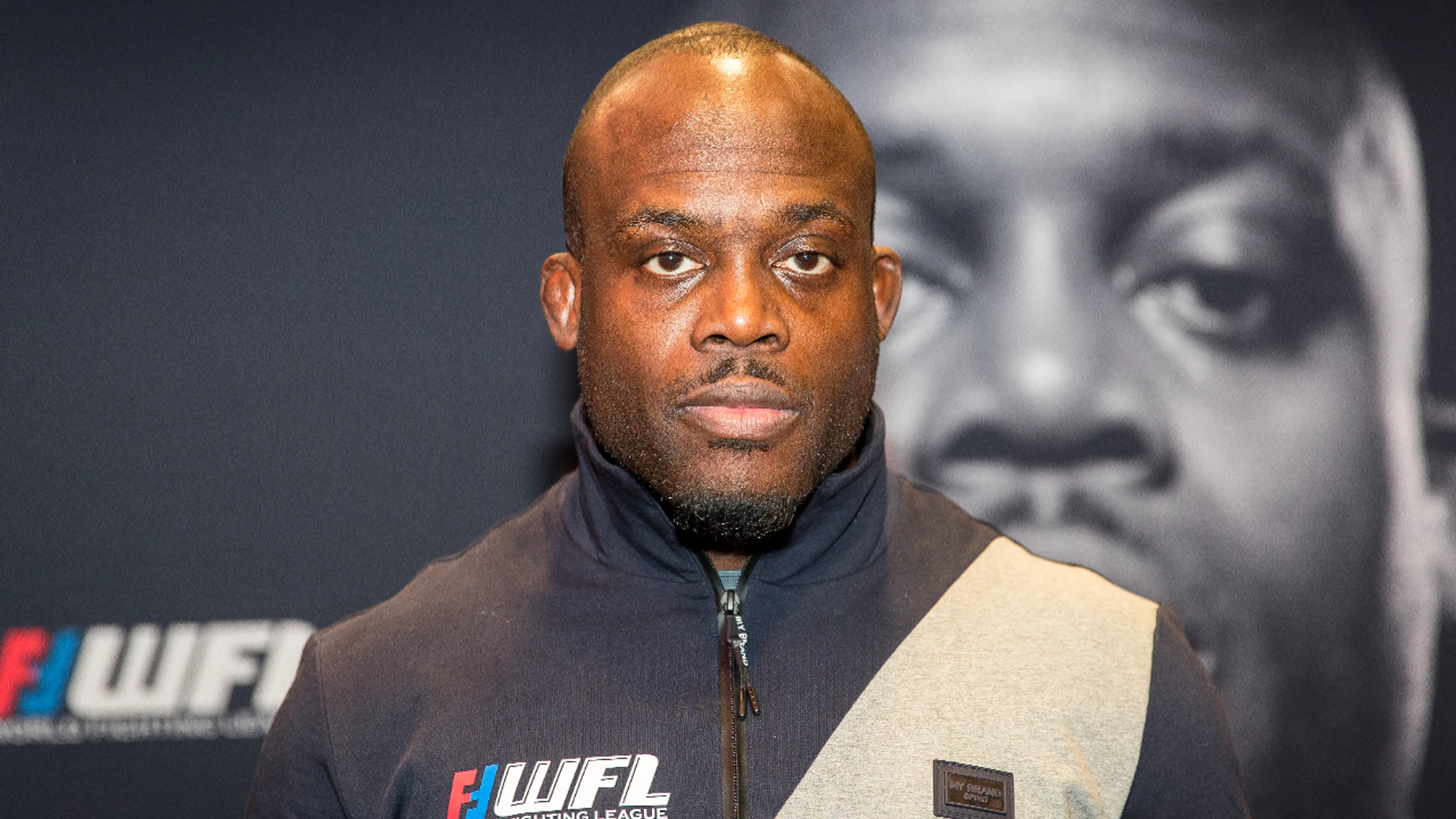 MMA-legende Melvin Manhoef rijdt drie inbrekers klem en slaat autoraam kapot