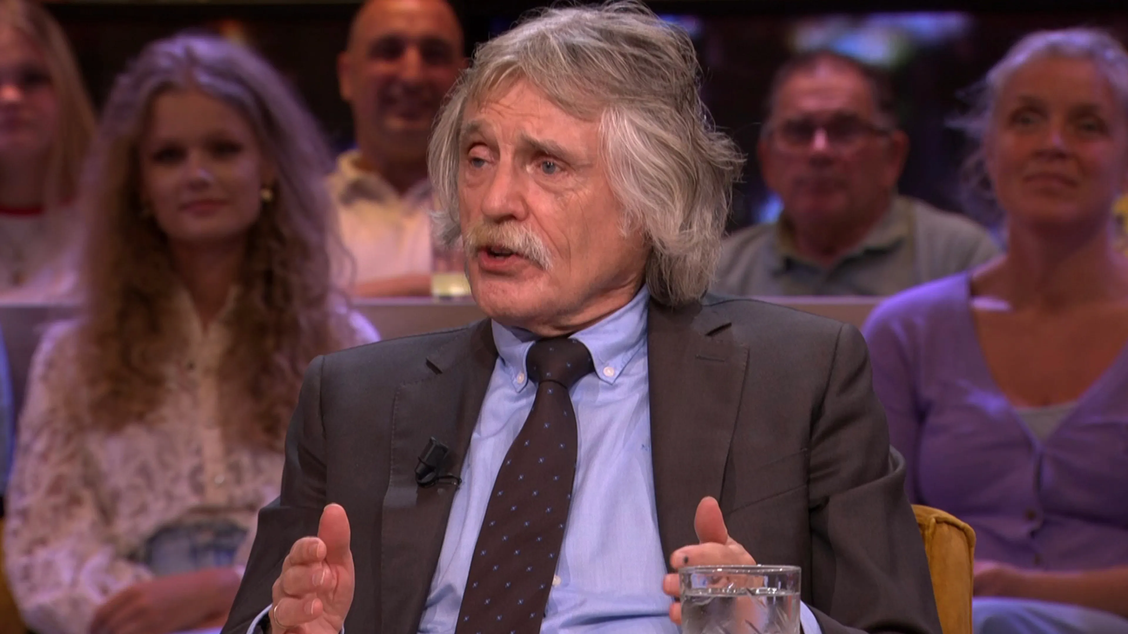 Johan Derksen kritisch op onderhoud Nederlandse snelwegen: 'Dit zijn toch derdewereldproblemen?!'
