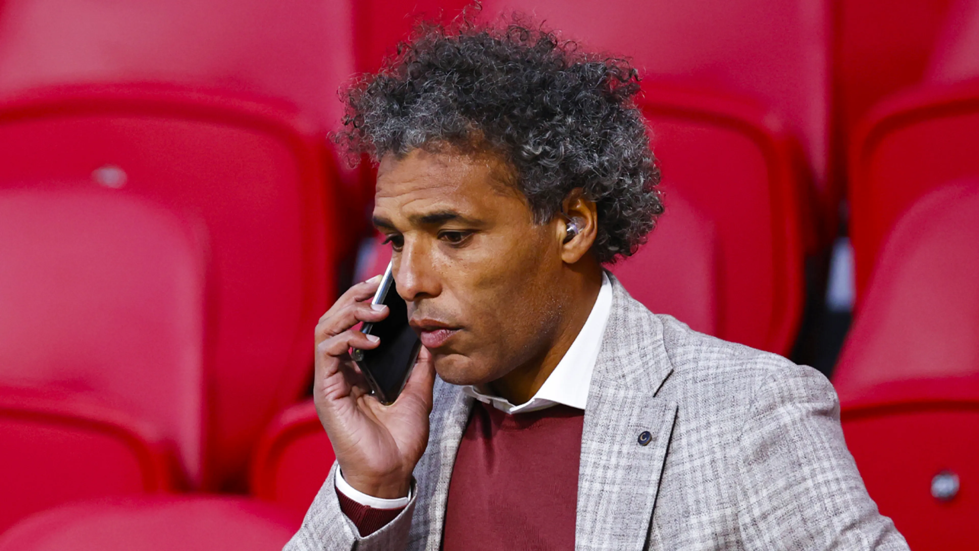 Dit is zondag de vervanger van Pierre van Hooijdonk bij Studio Voetbal