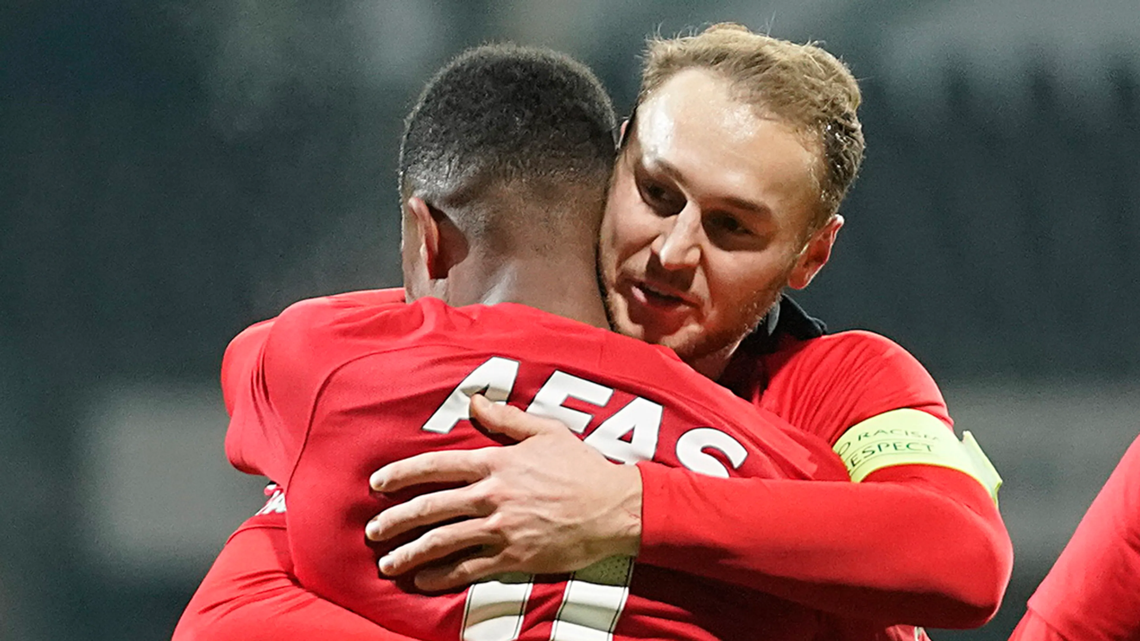 AZ klopt Heracles en krijgt bovenste clubs in zicht