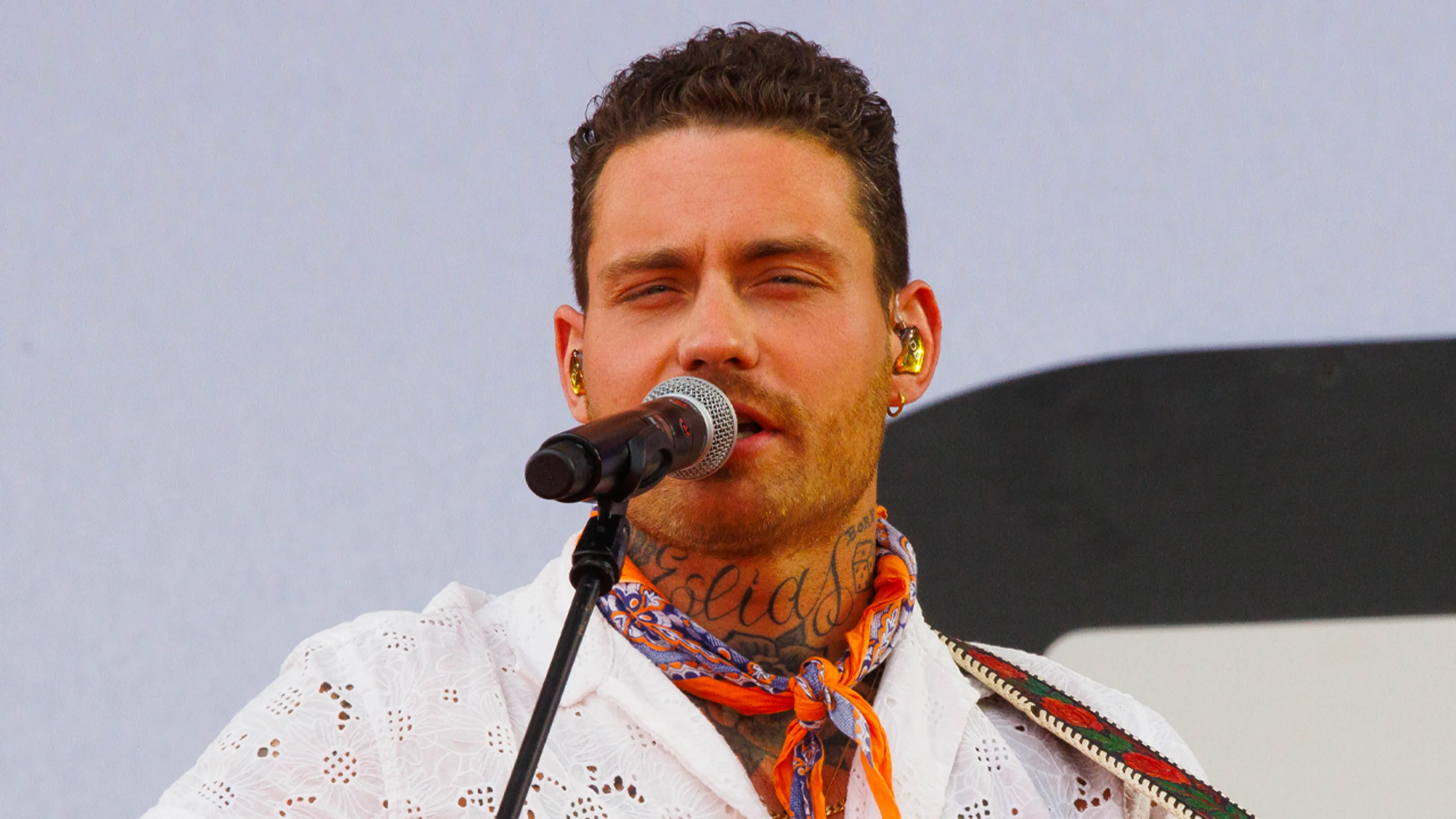 Douwe Bob met gezin weg uit Nederland op advies van politie: 'Om veiligheid te waarborgen'