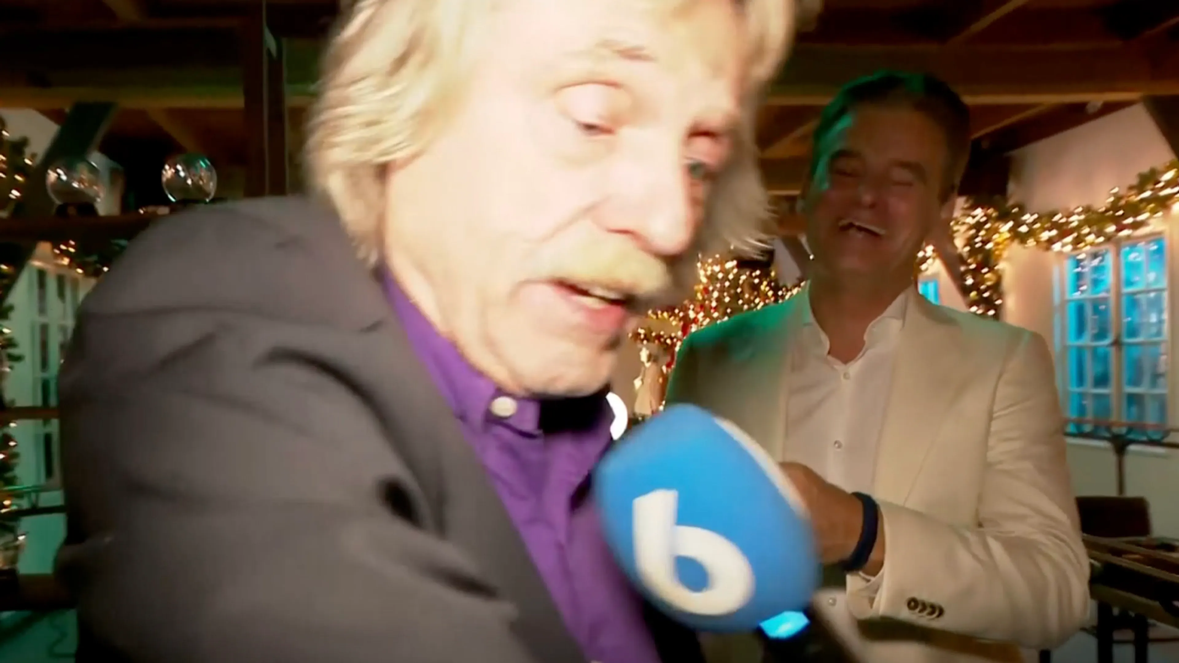 Wilfred begint te zingen tijdens interview met Shownieuws, Johan reageert grappend: 'Ik ga weg!'