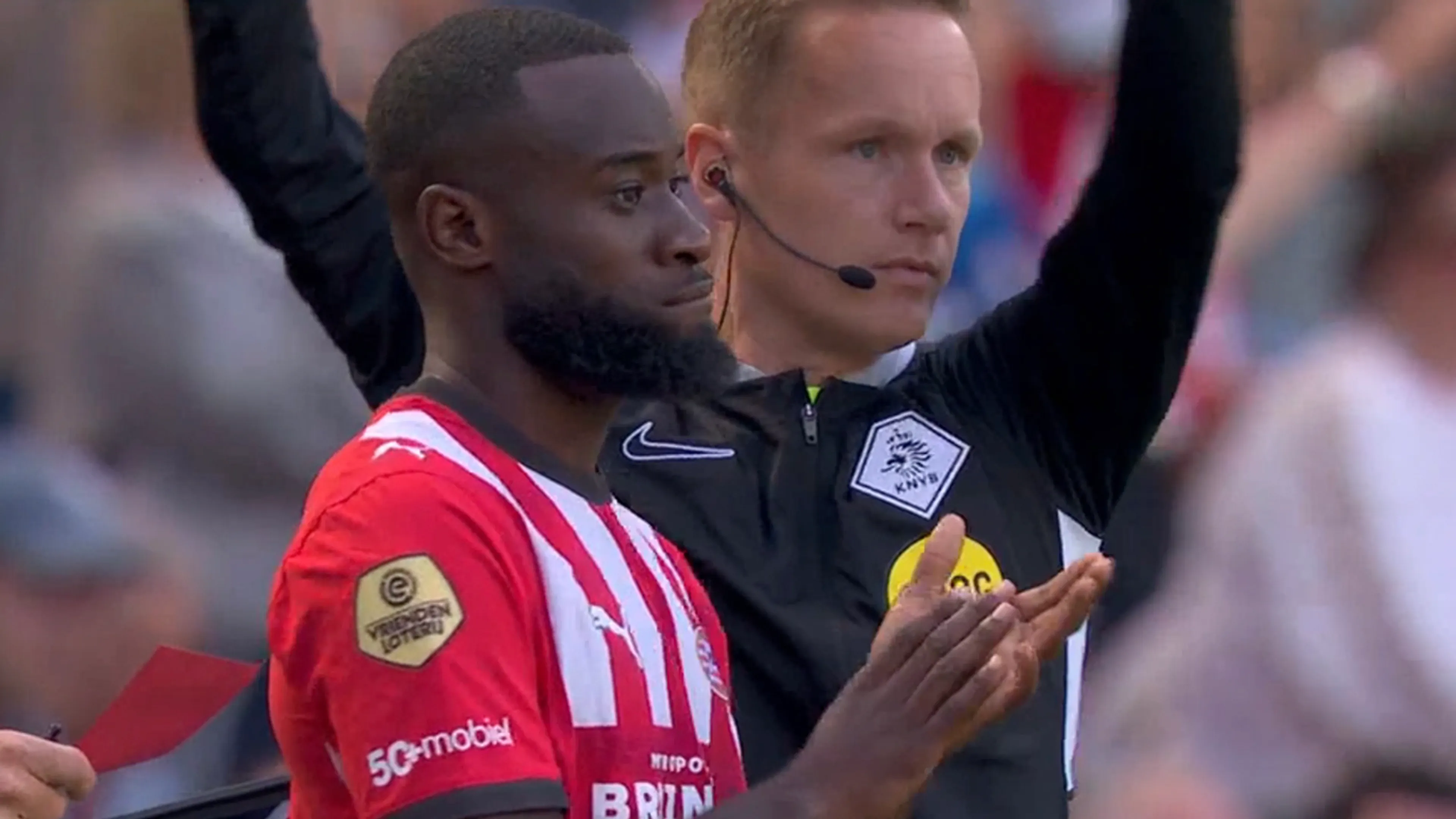 Video: veelbesproken Lutsharel Geertruida krijgt warm welkom bij debuut voor PSV
