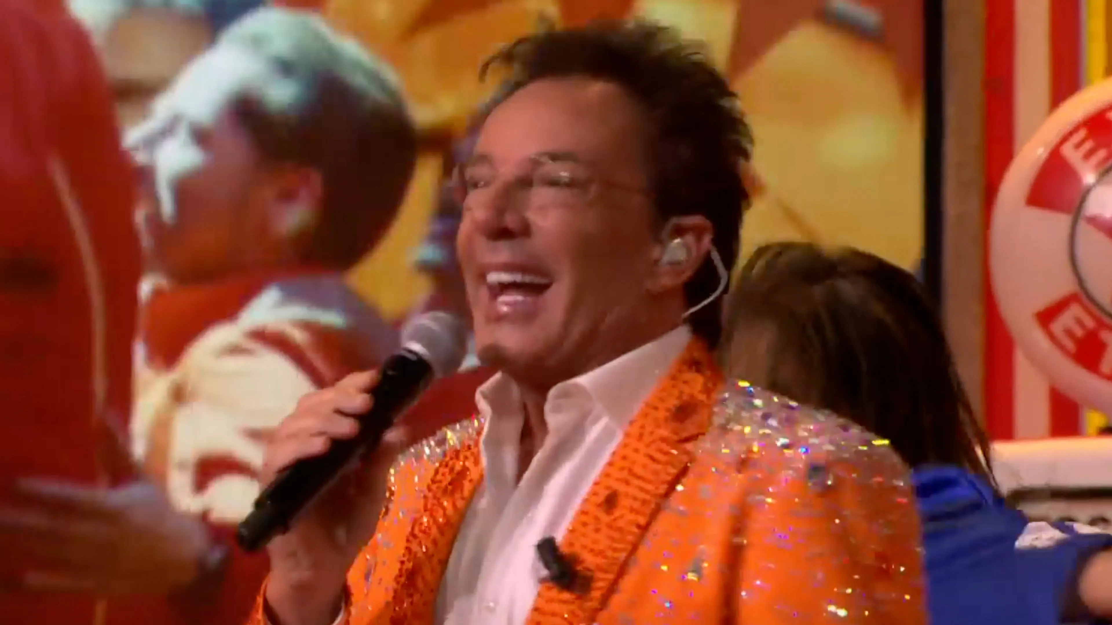Gerard Joling zorgt met WK-hit 'Rood, Wit, Blauw' voor heerlijke opening van Vandaag Inside Oranje!