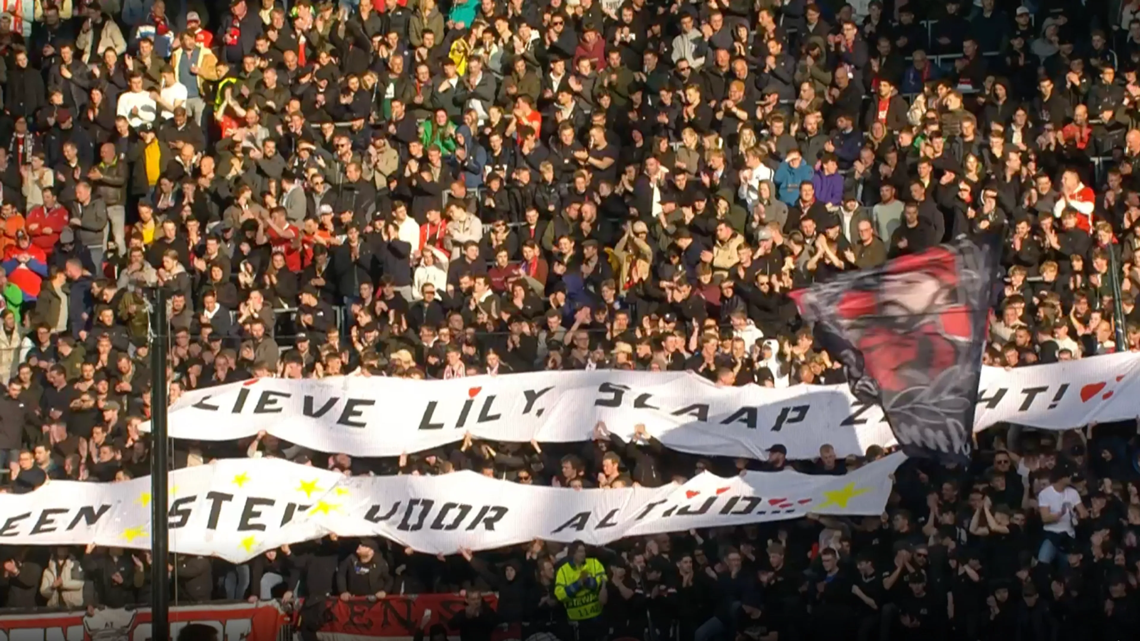 Indrukwekkend eerbetoon in AFAS-stadion aan de slechts 5 jaar geworden Lily