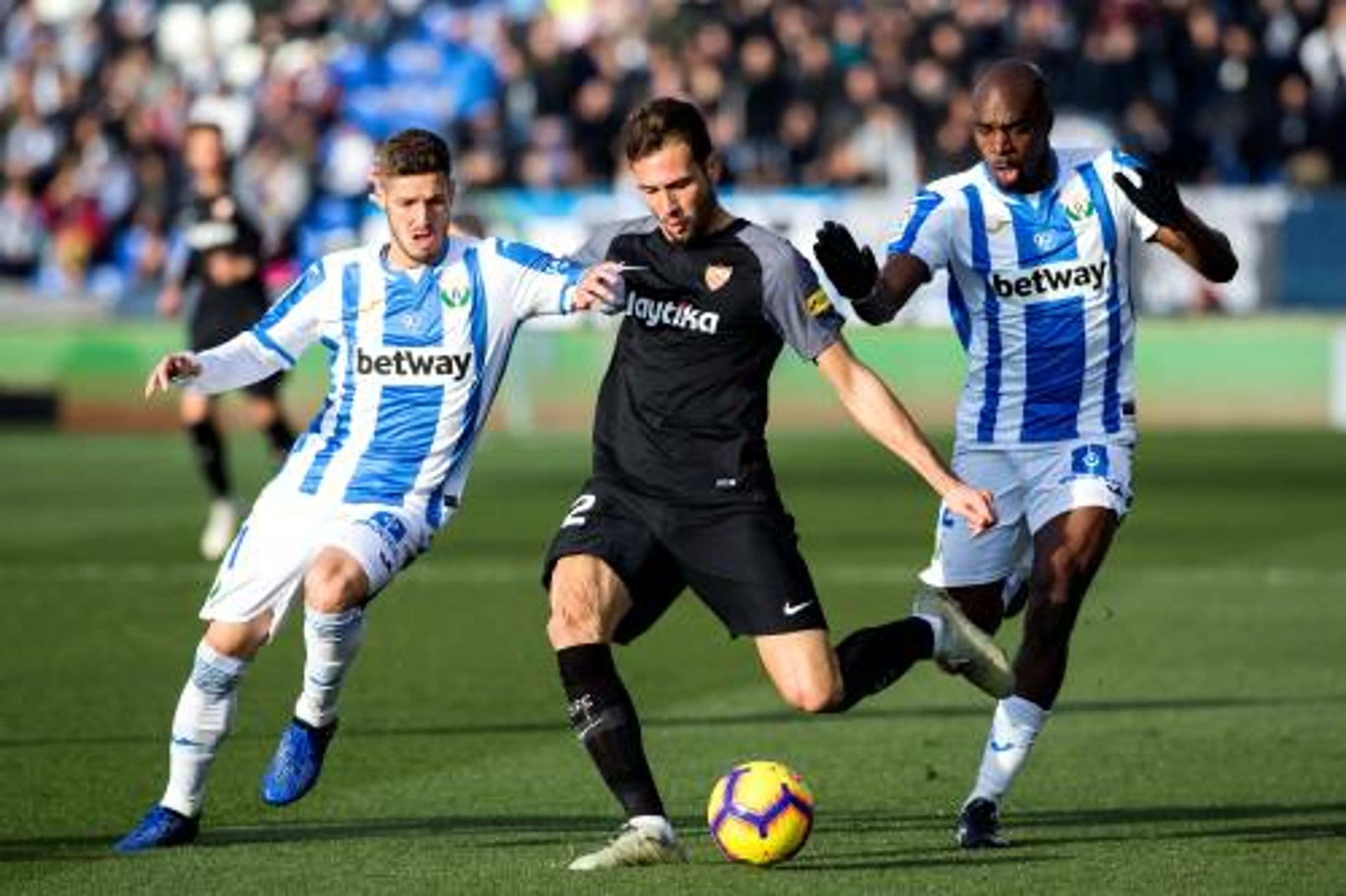Sevilla met tien man gelijk bij Legánes