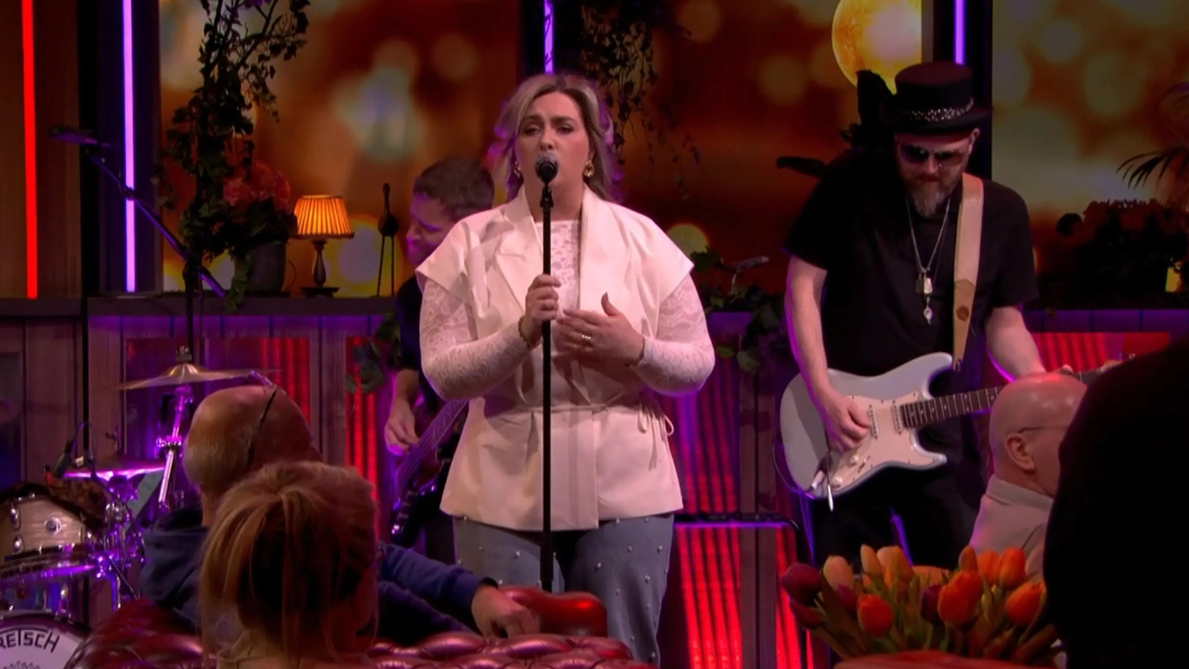 Nienke Fitters zorgt met 'I Have Nothing' voor een prachtige start van De Oranjezondag!