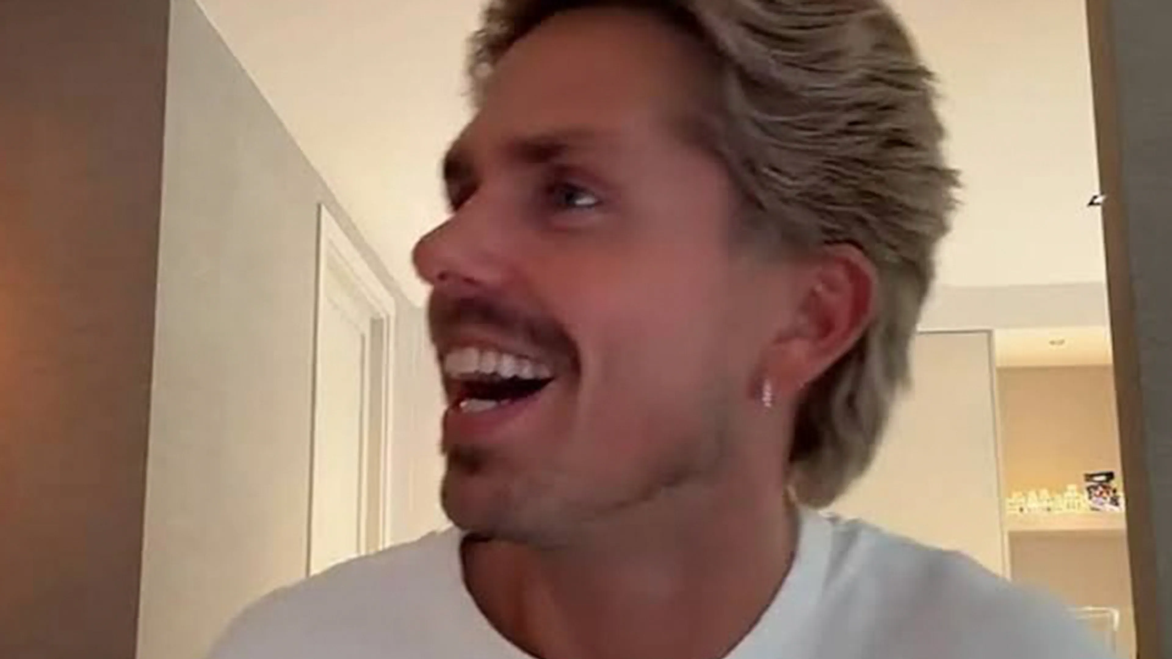 Video: zoontje André Hazes oefent nummer van André Hazes senior: 'Hij heeft de Hazes-stem!'