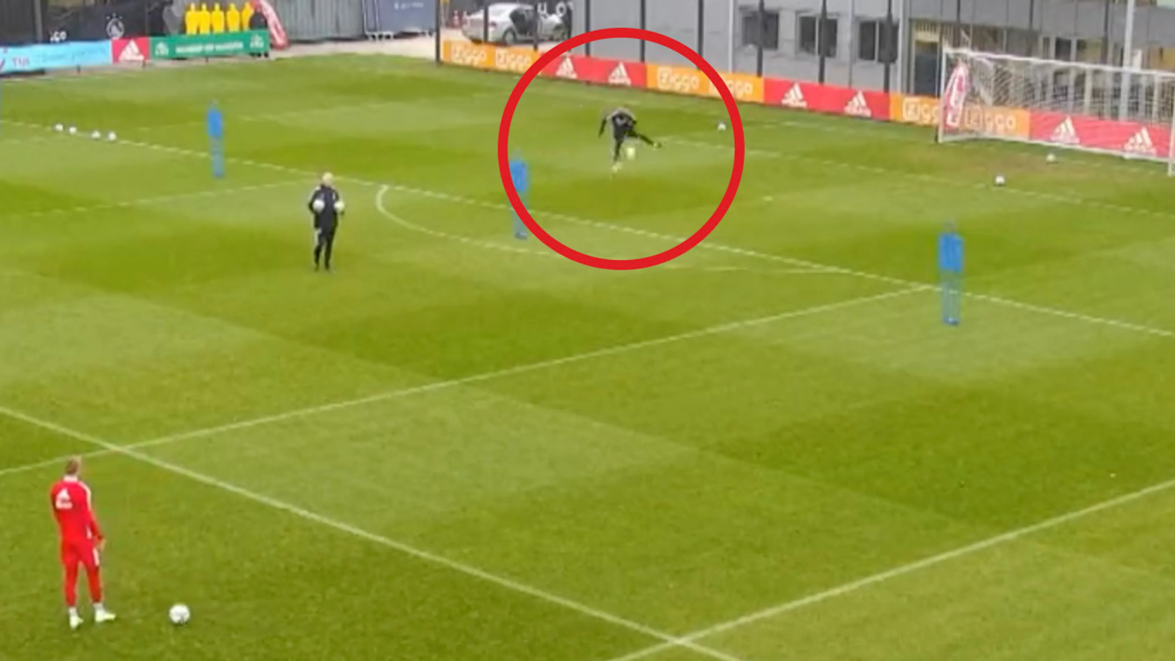 ZIEN: Doelman Gorter scoort prachtig doelpunt op training Ajax