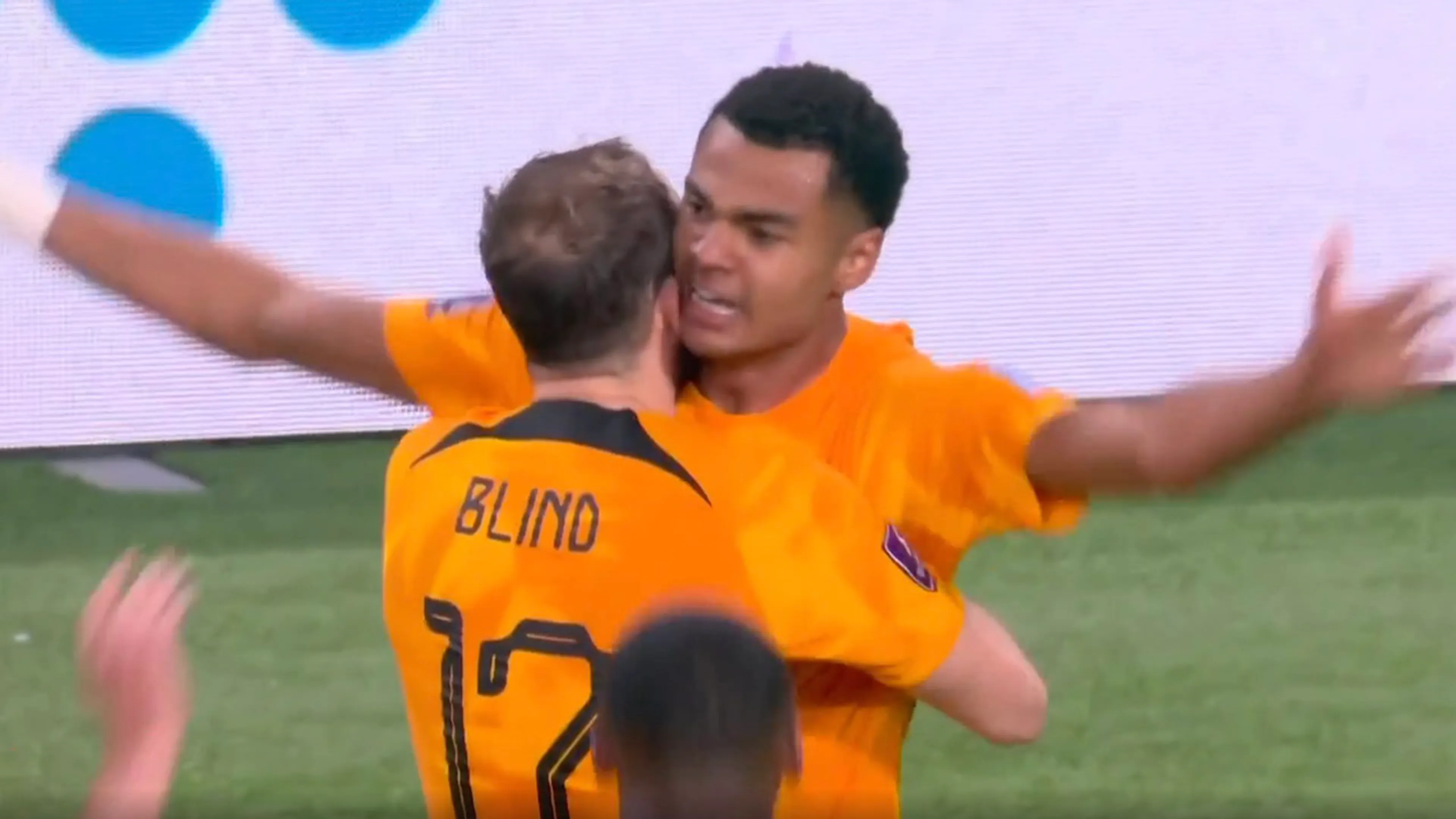 Videogoal: Oranje op voorsprong door een héérlijke uithaal van Cody Gakpo