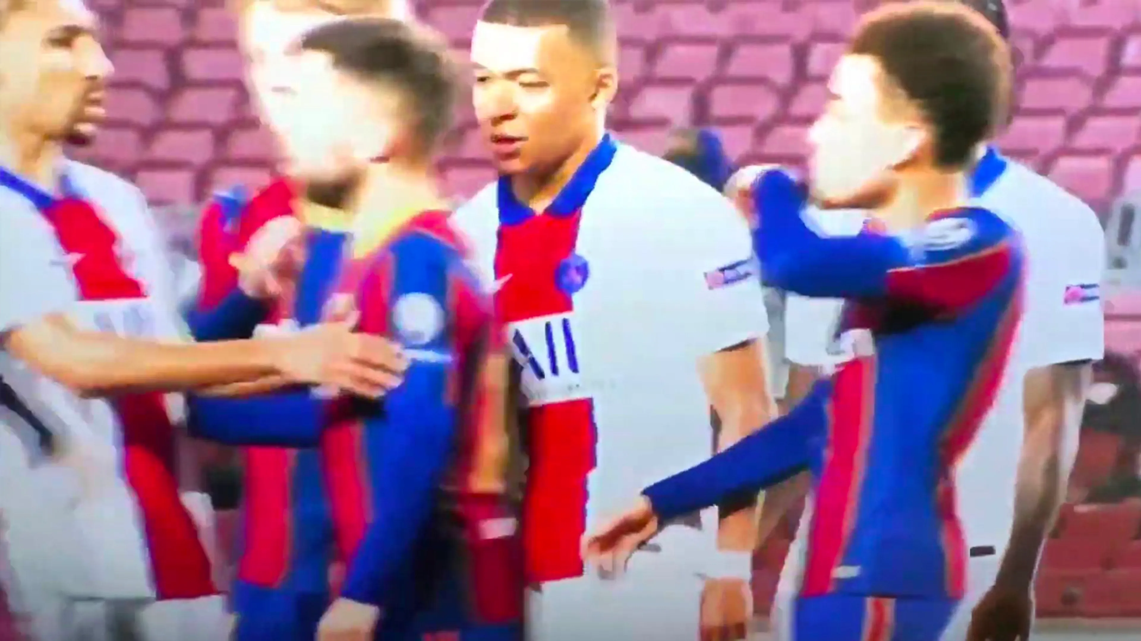 Mbappé botst met Jordi Alba: 'Op straat zou ik je vermoorden’
