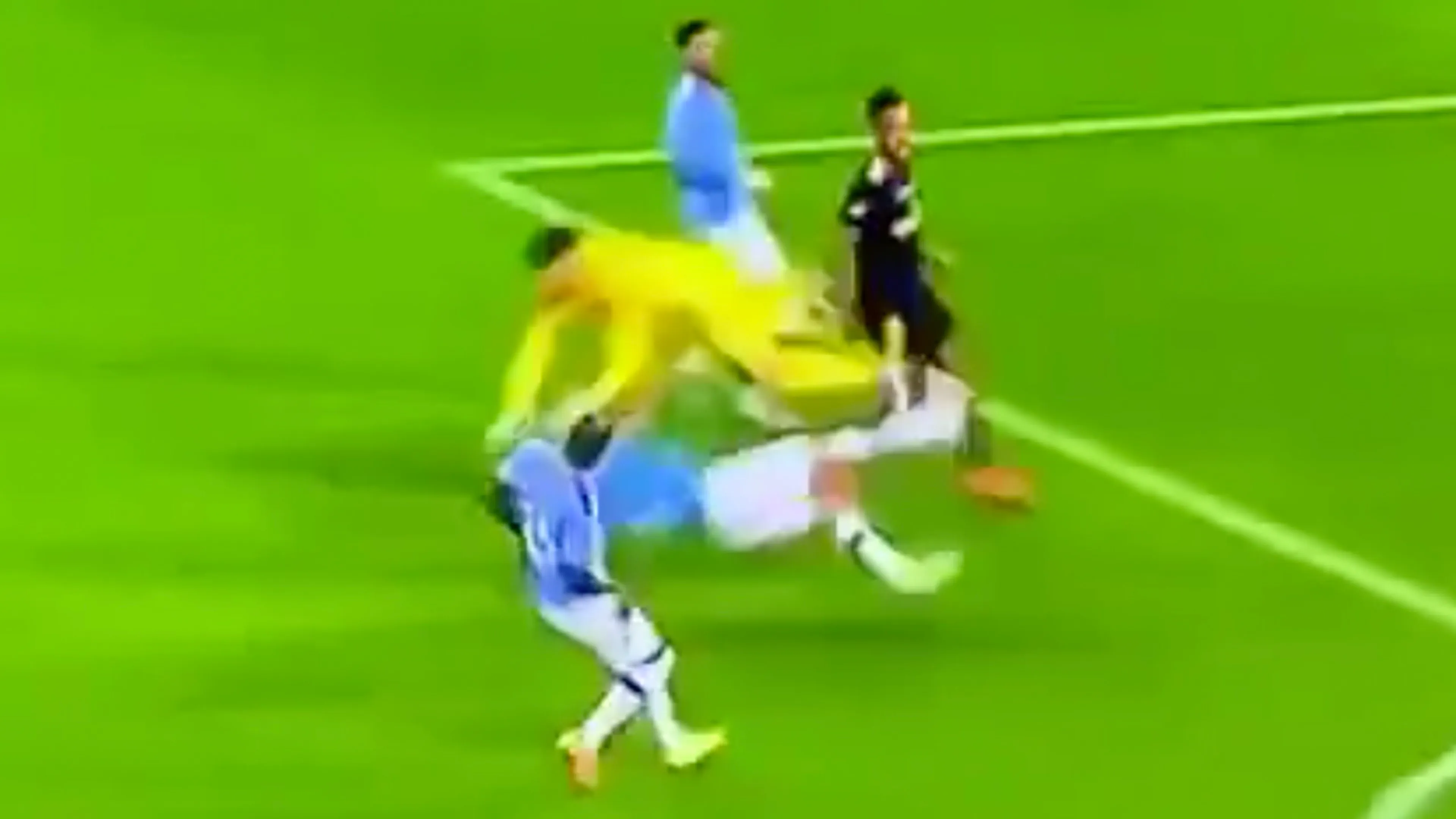 City-speler Garcia van het veld gedragen na keiharde botsing