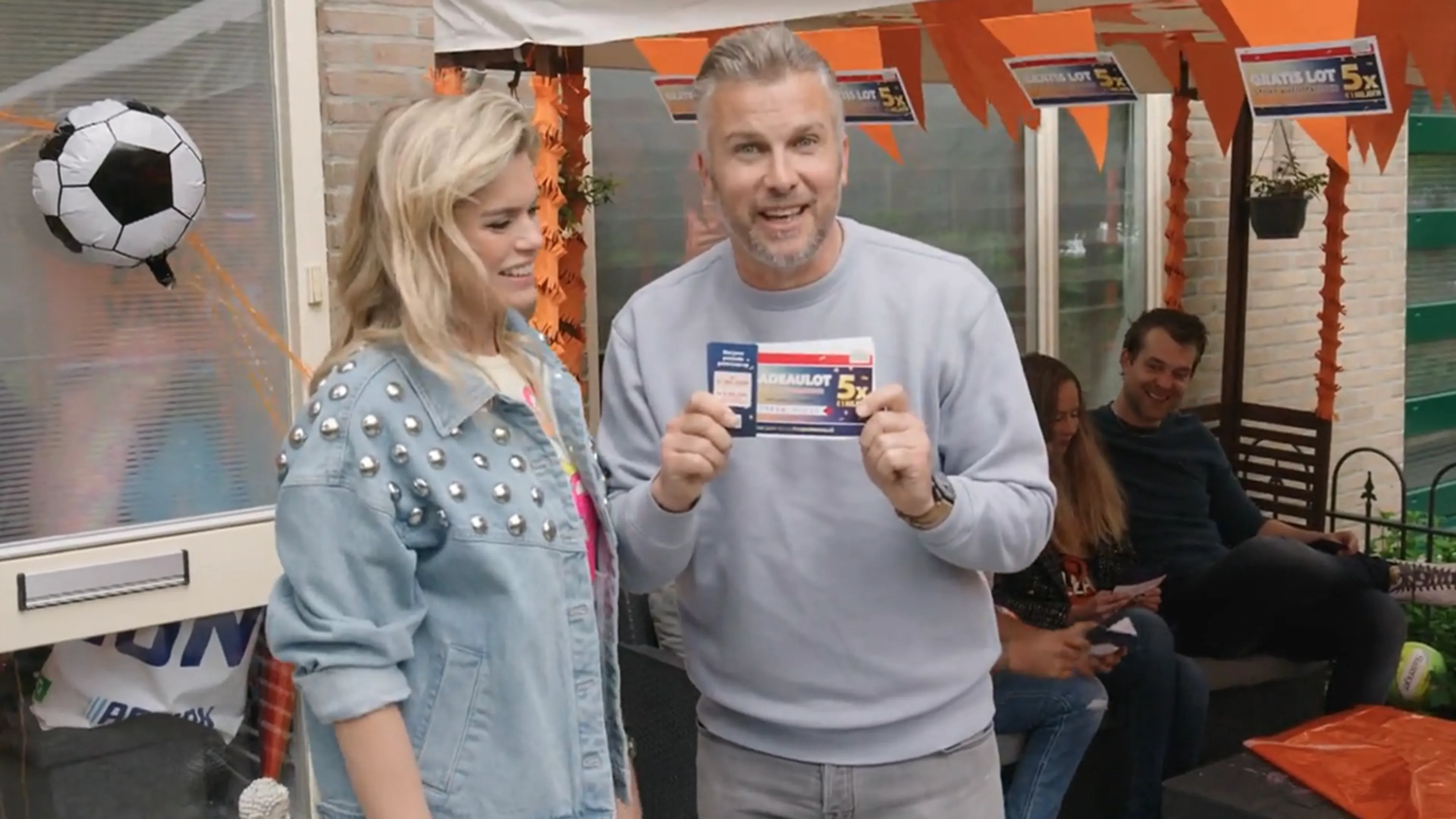Kijkers van De Oranjezomer zien sfeermakers het oranjegevoel in Nederland aanwakkeren