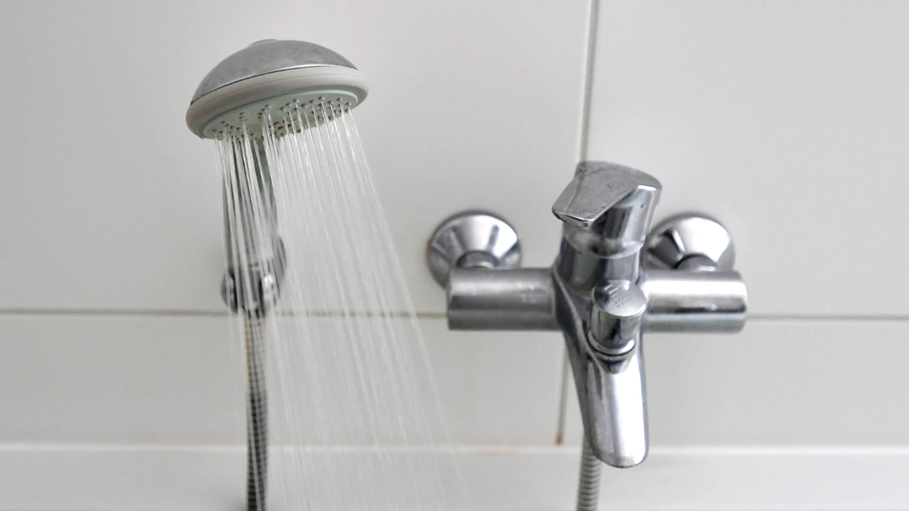 Bewoner Schilderswijk treft wildvreemde man aan onder zijn douche