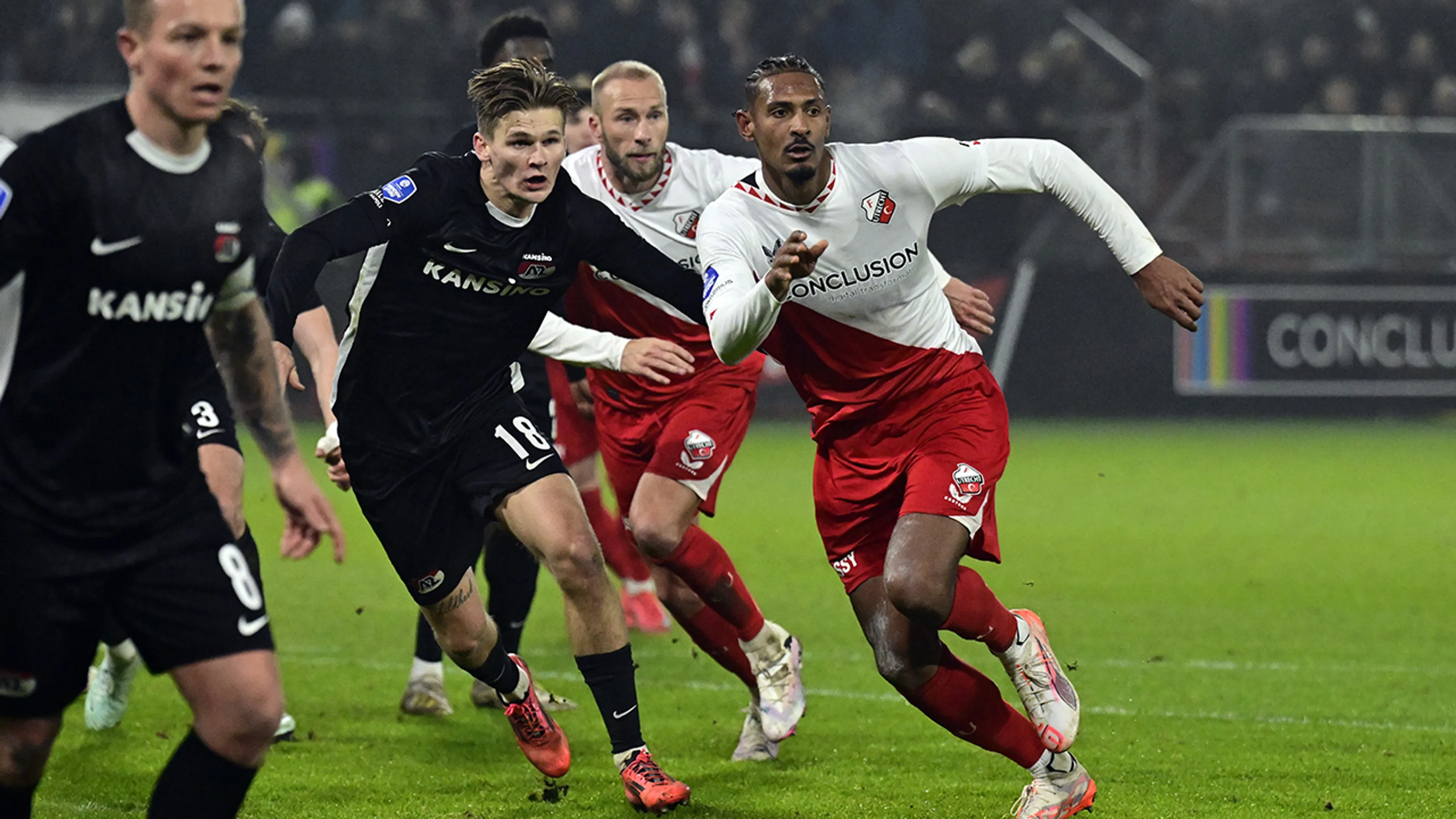 FC Utrecht profiteert minimaal van puntenverlies PSV na moeizaam duel tegen AZ
