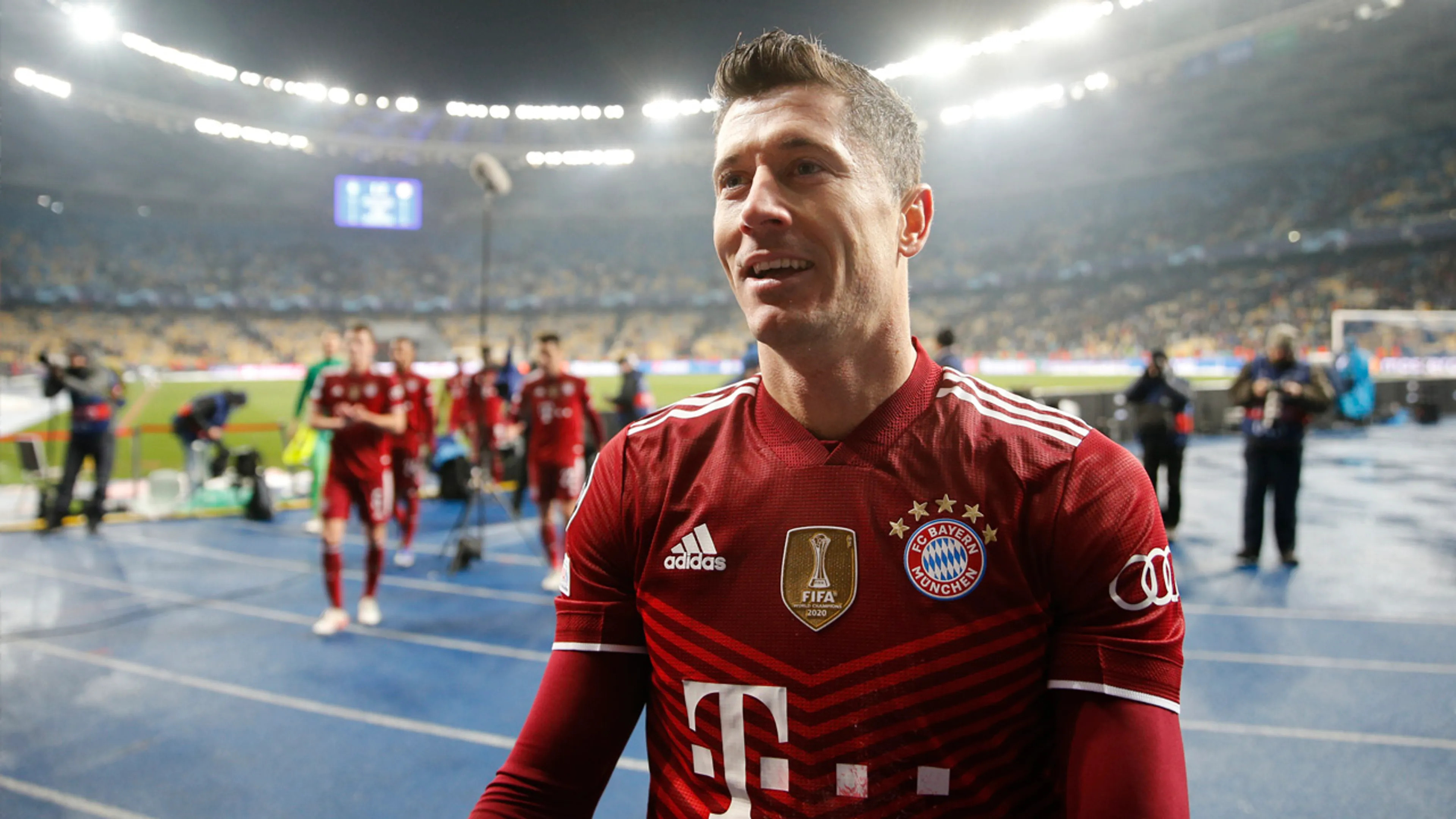 Lewandowski traint bij Bayern in afwachting nieuw bod Barcelona